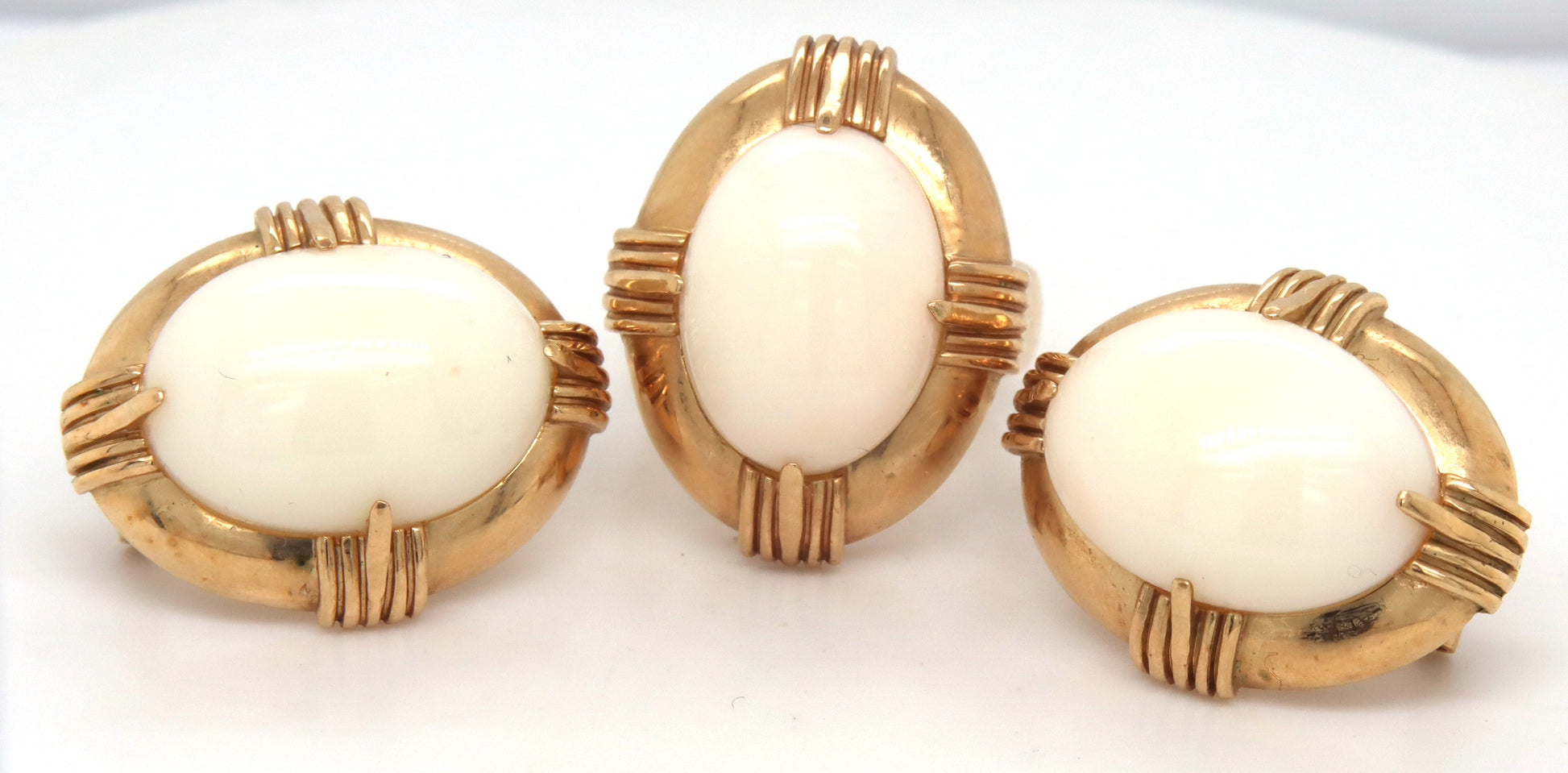 Set of 14kt yellow gold white agate ring and matching earrings