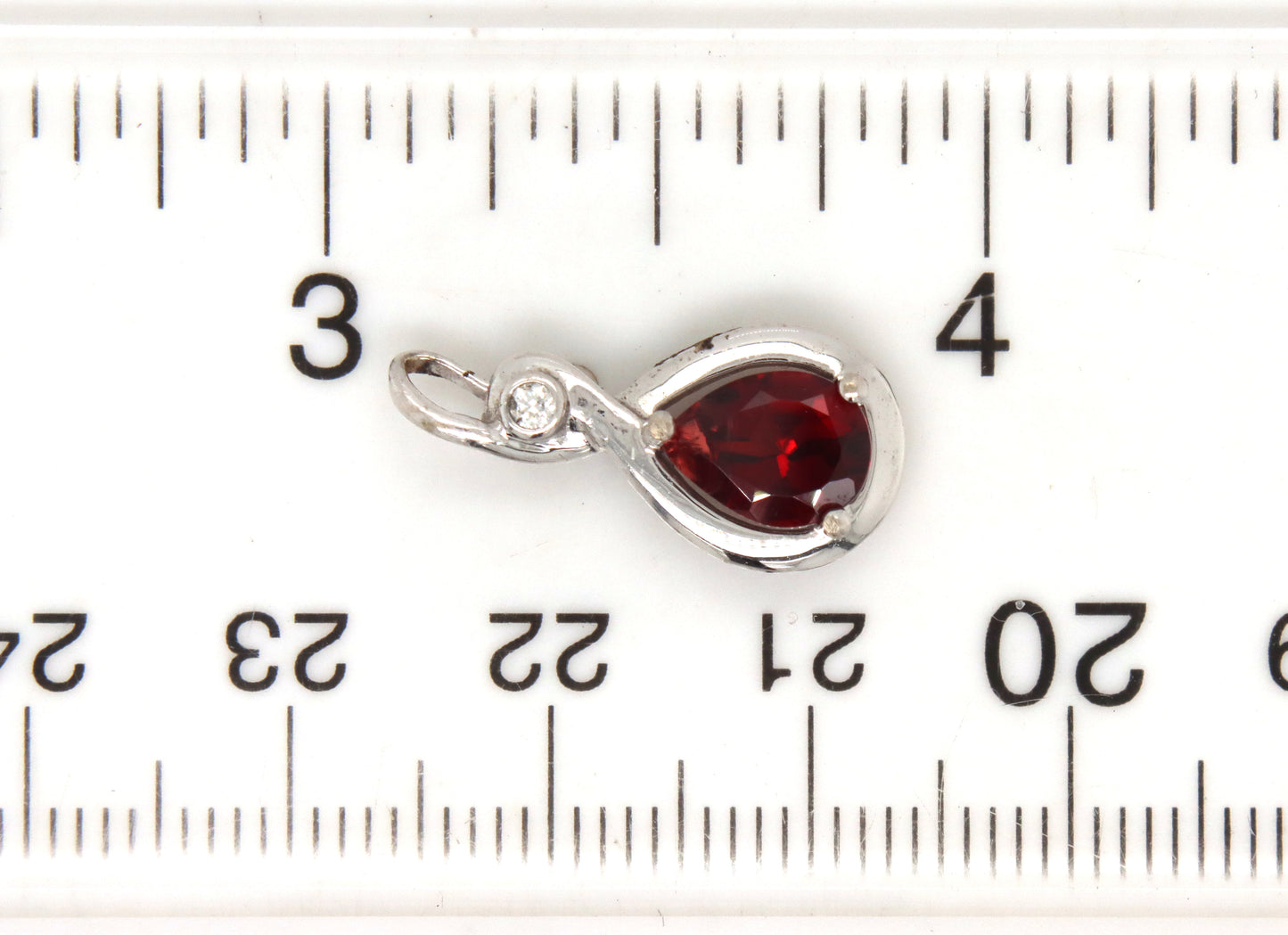 14kt White gold Garnet pendant