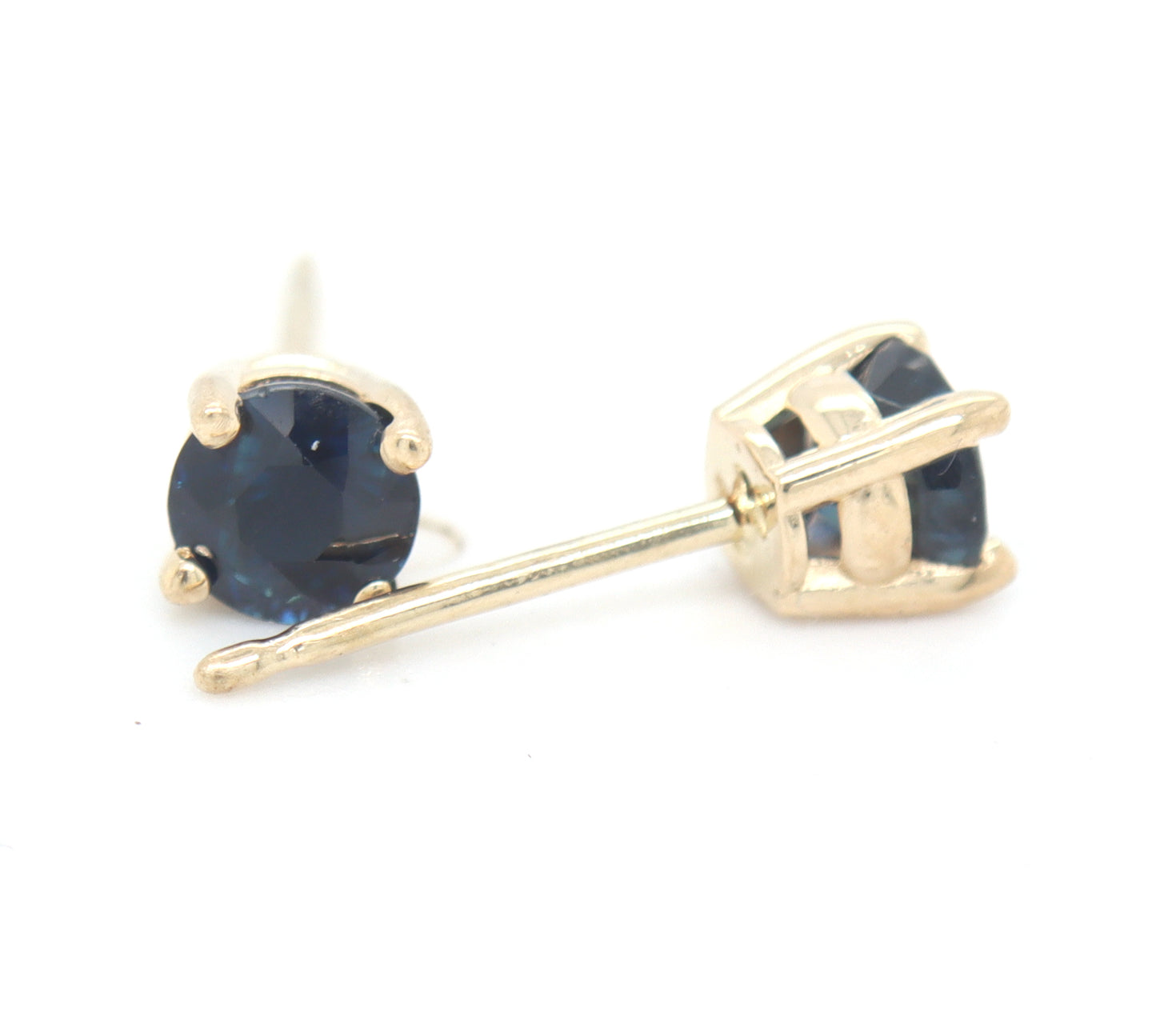 14kt Yellow gold 0.60ctw round sapphire stud earrings