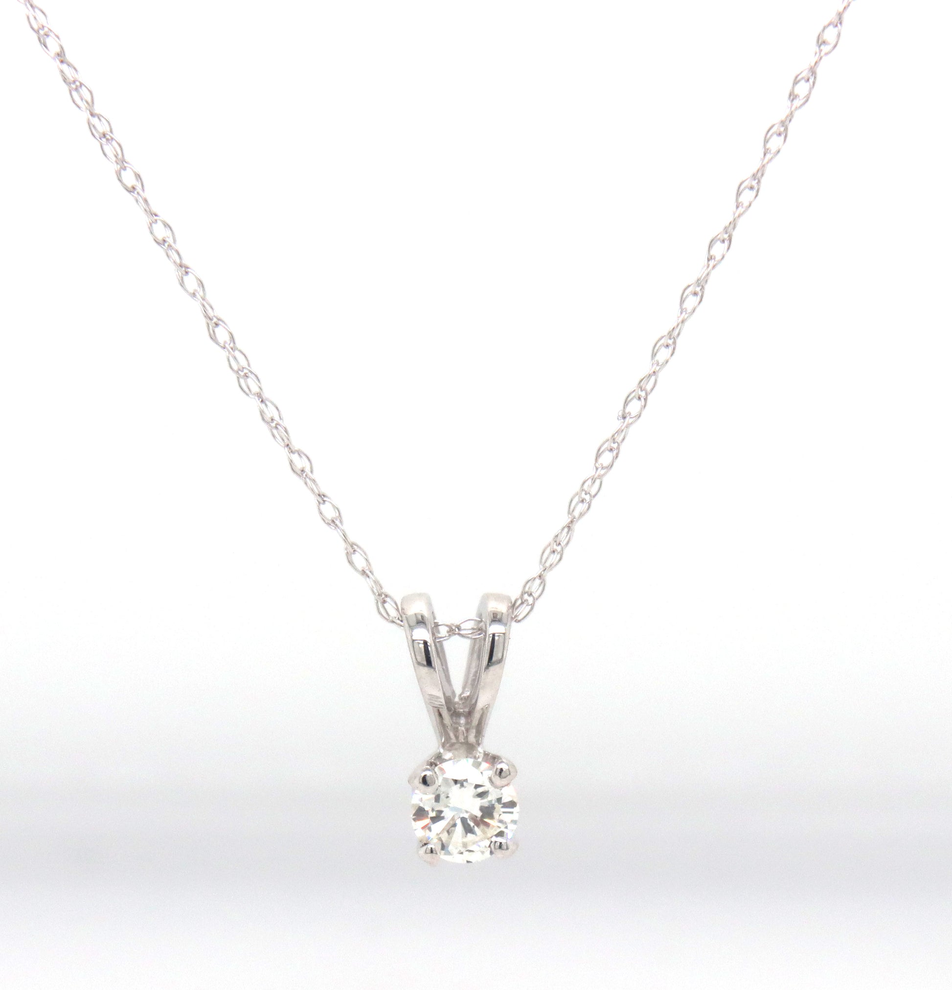 14kt White gold 0.15ctw round brilliant cut diamond pendant on chain