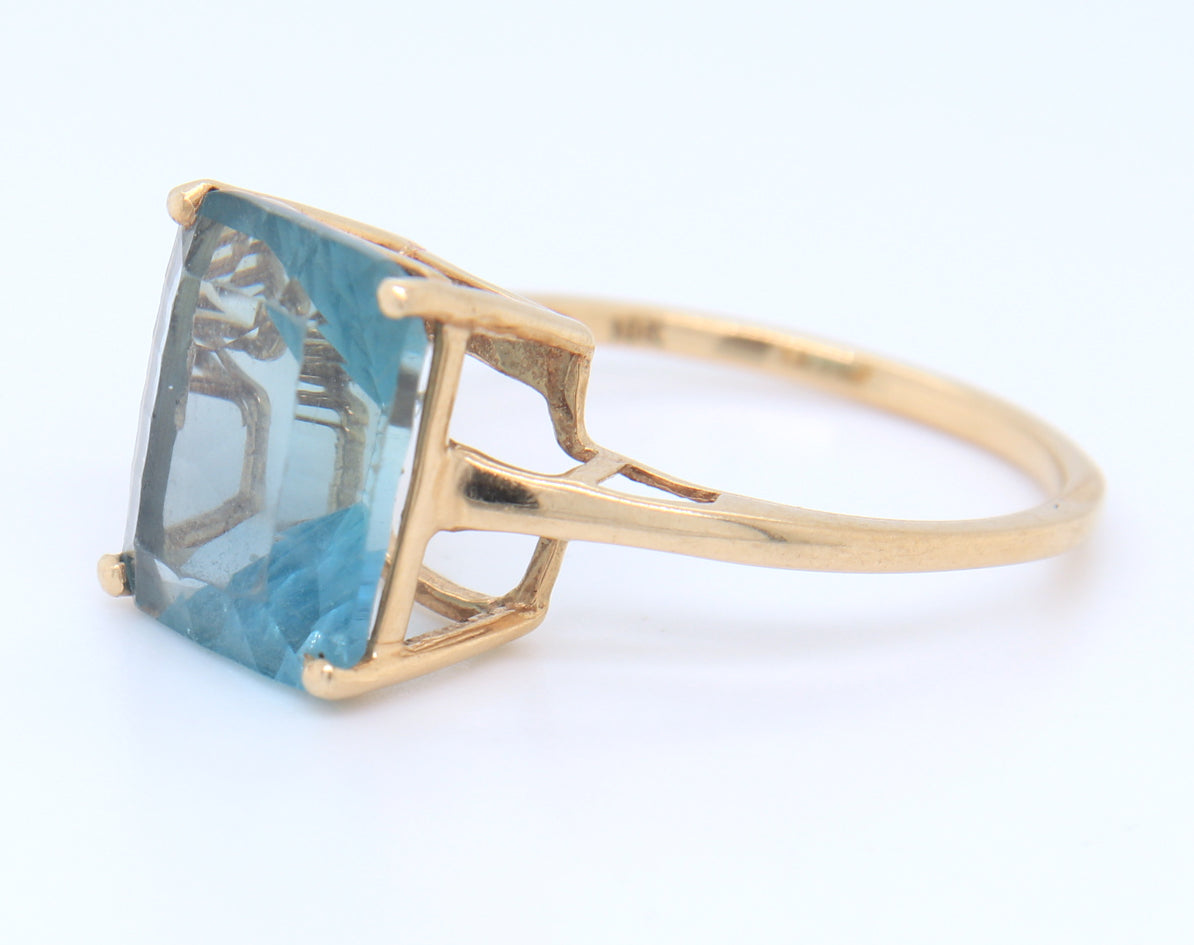 10K Yellow Gold blue Topaz Ring