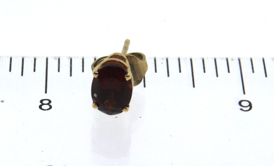 10kt Yellow gold Garnet stud earrings