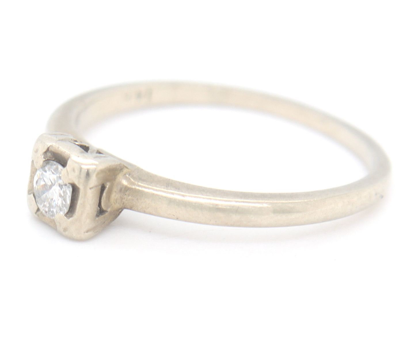 Vintage style 14kt White gold round brilliant cut diamond ring