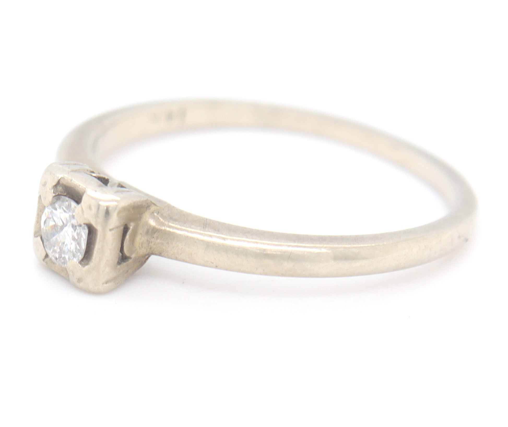 Vintage style 14kt White gold round brilliant cut diamond ring