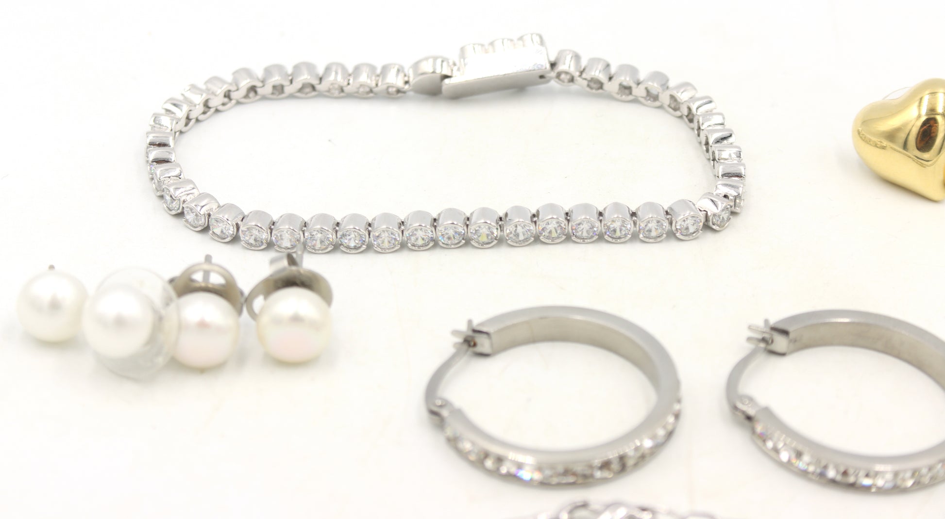 Lot of fashion jewelry