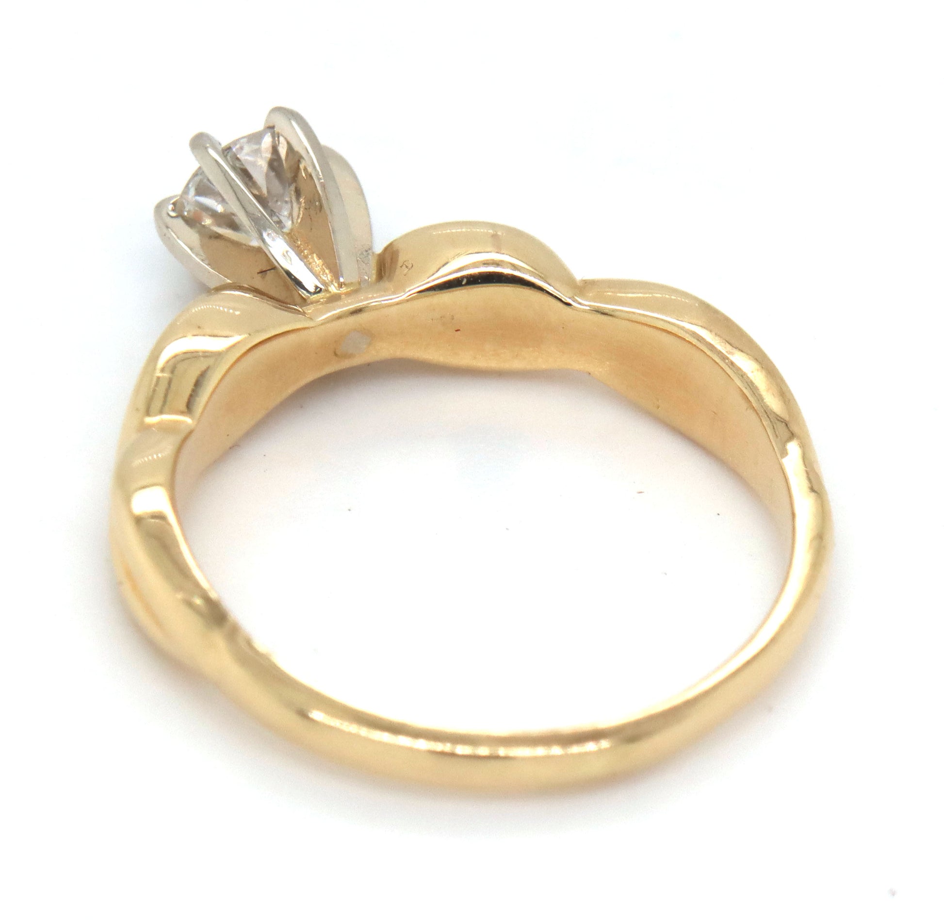 14kt Yellow gold round brilliant cut diamond ring