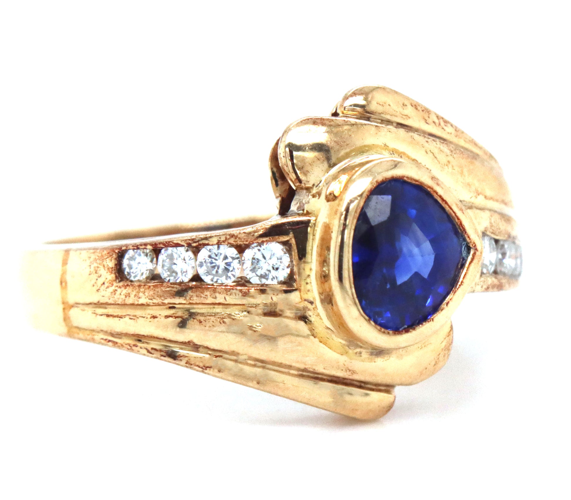18kt Yellow gold blue sapphire and diamond ring