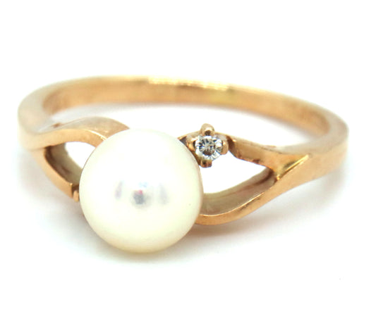 14kt Yellow gold pearl ring