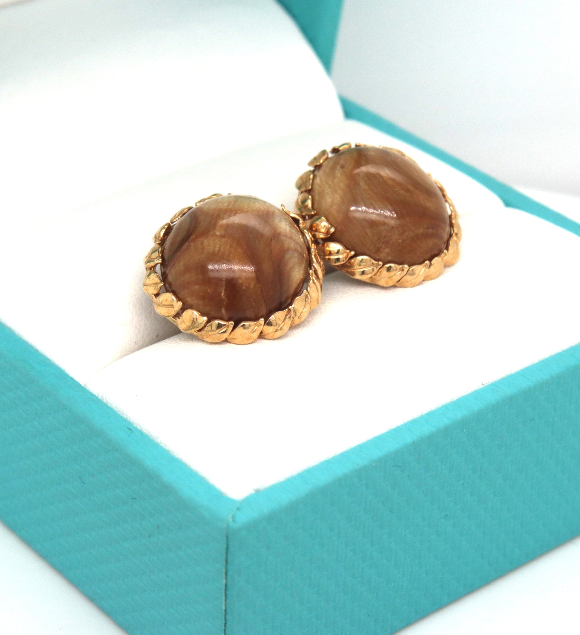 14kt Yellow gold round tiger eye stud earrings