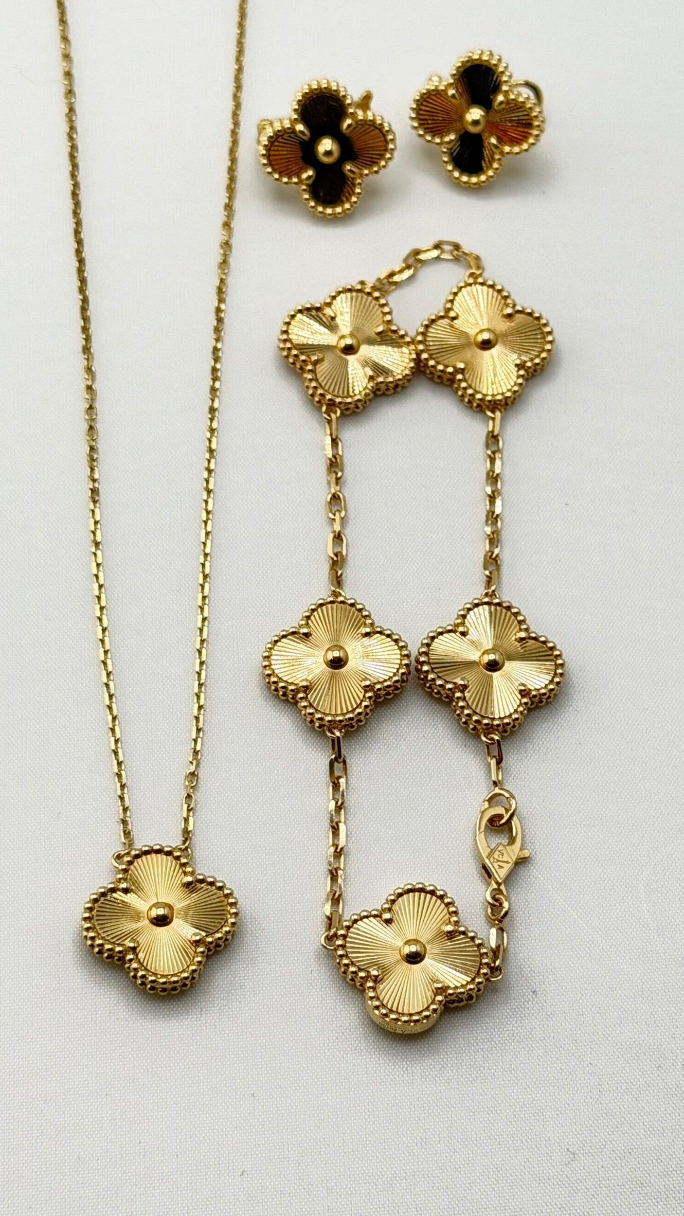18KT Yellow Gold Set Of Guilloche Pattern Gold Include Bracelet, Pendant And Earrings