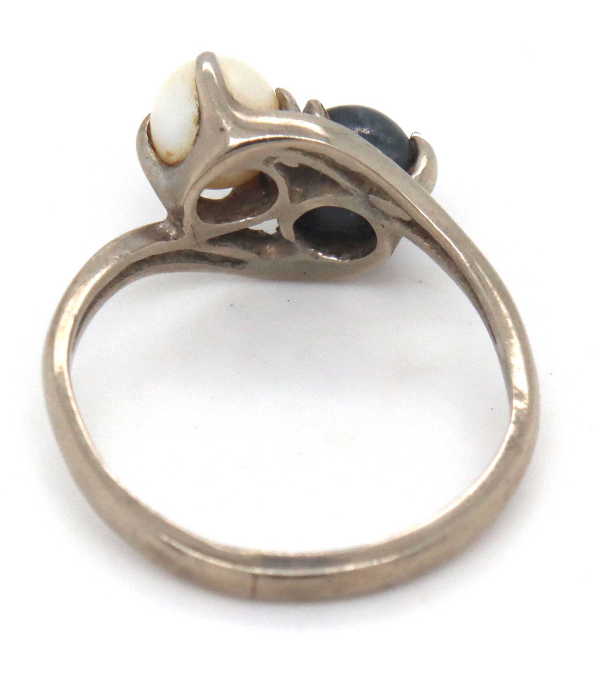 10kt White gold grey and white fresh water pearl ring