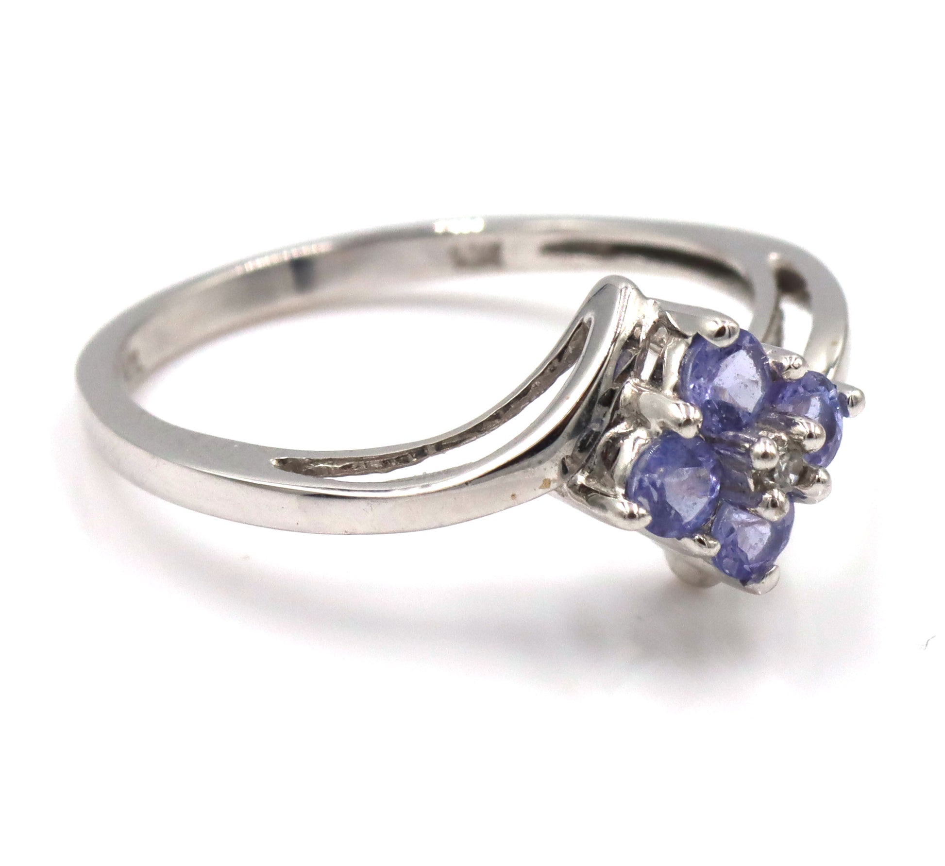 10kt White gold Iolite flower style ring