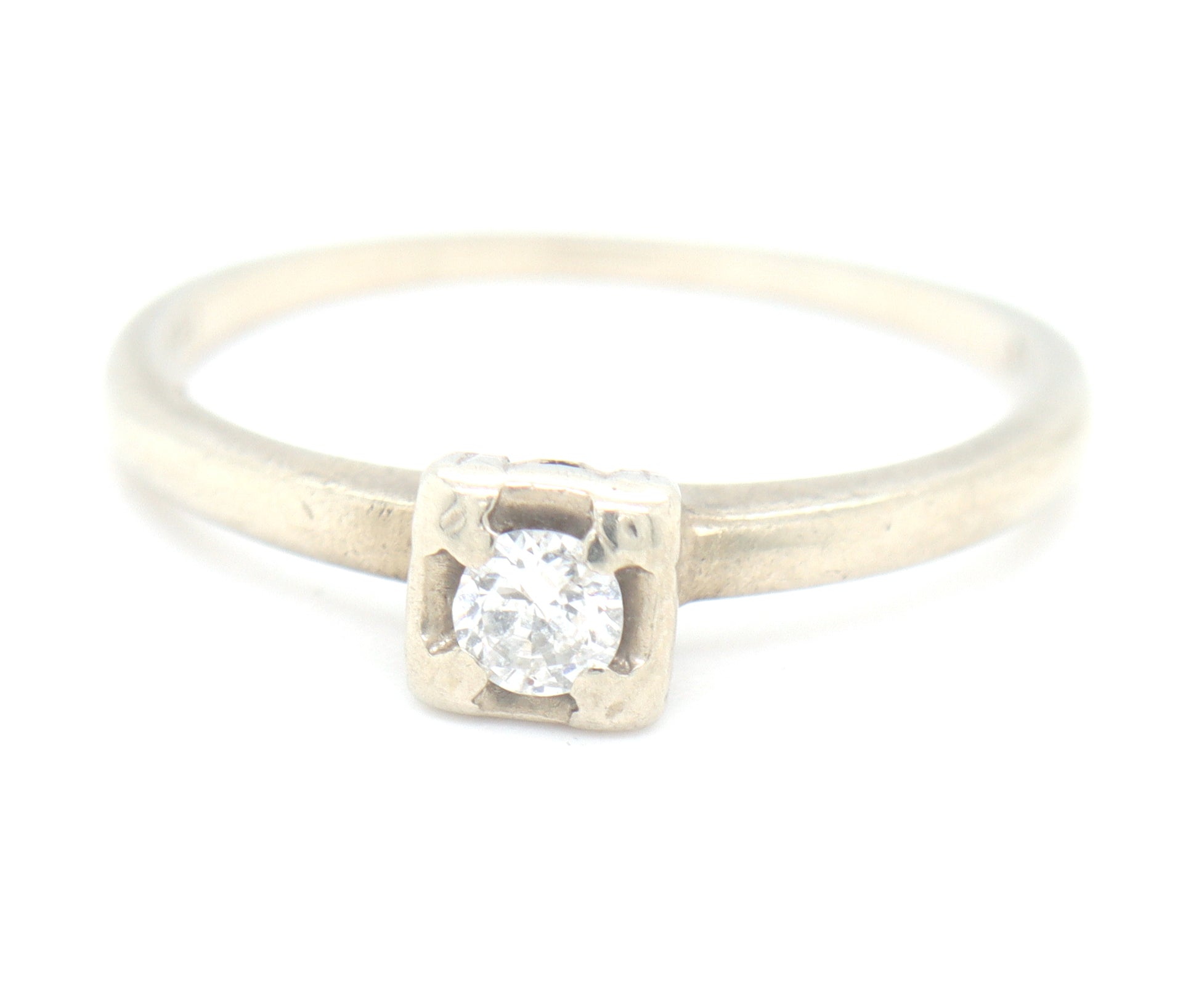 Vintage style 14kt White gold round brilliant cut diamond ring
