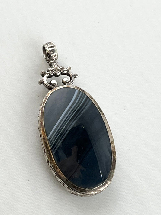 925 Sterling Silver Vintage Victorian Style Large oval Banded Agate Pendant