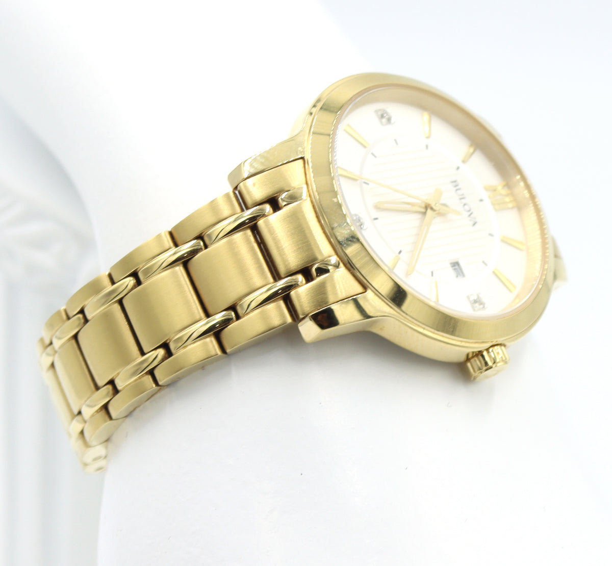 Bulova gold tone quartz round  watch