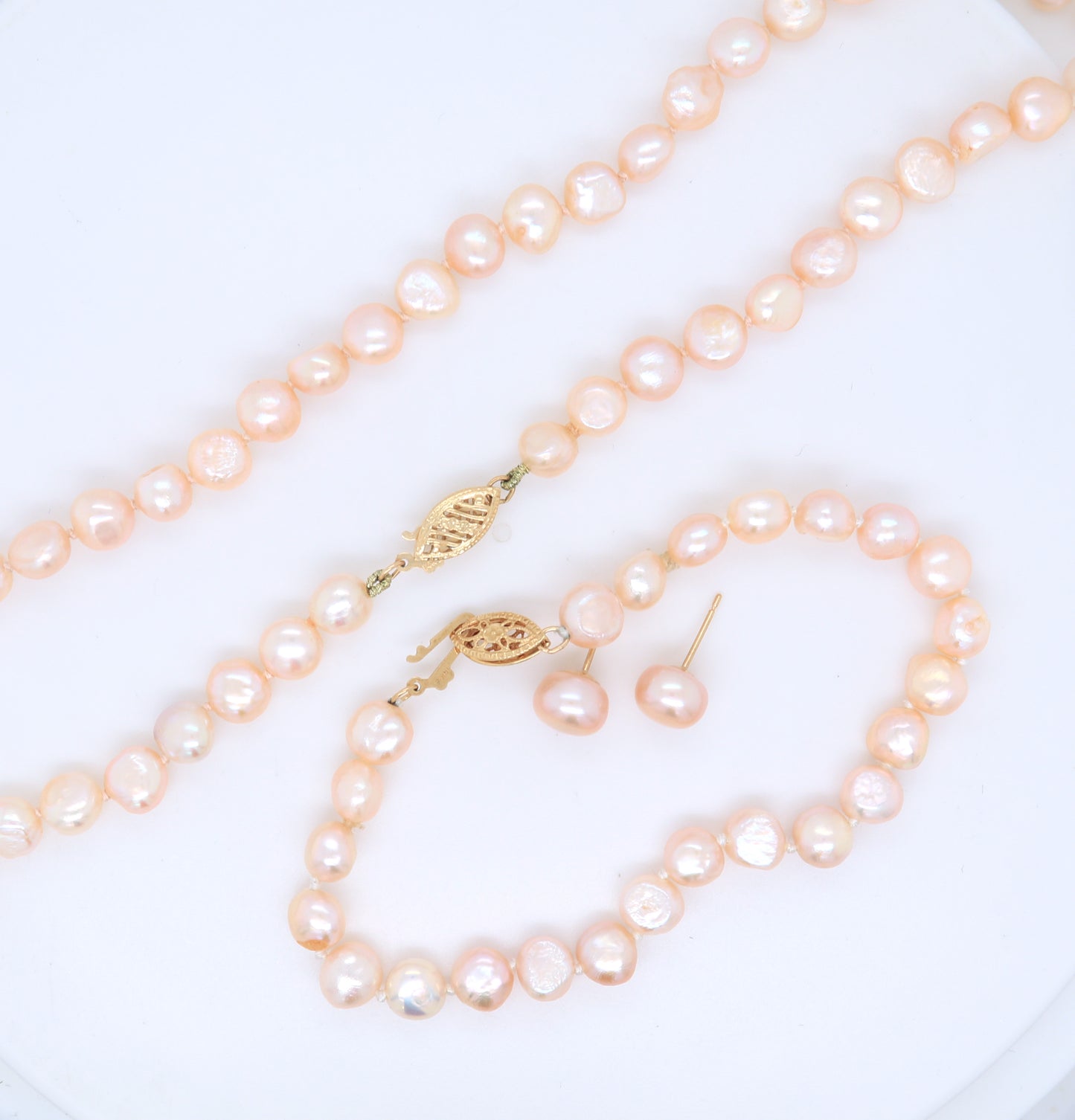 Set of Pink Pearl Necklace, Bracelet and Stud Earrings in Yellow Gold