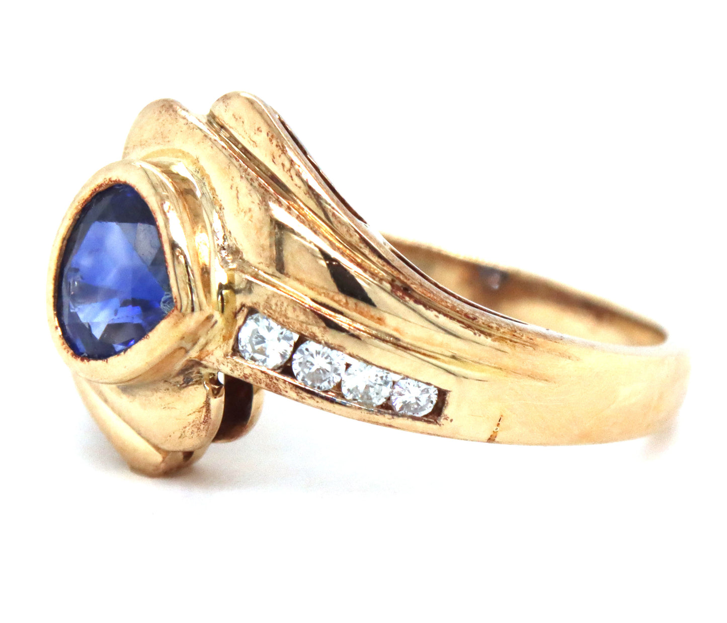 18kt Yellow gold blue sapphire and diamond ring
