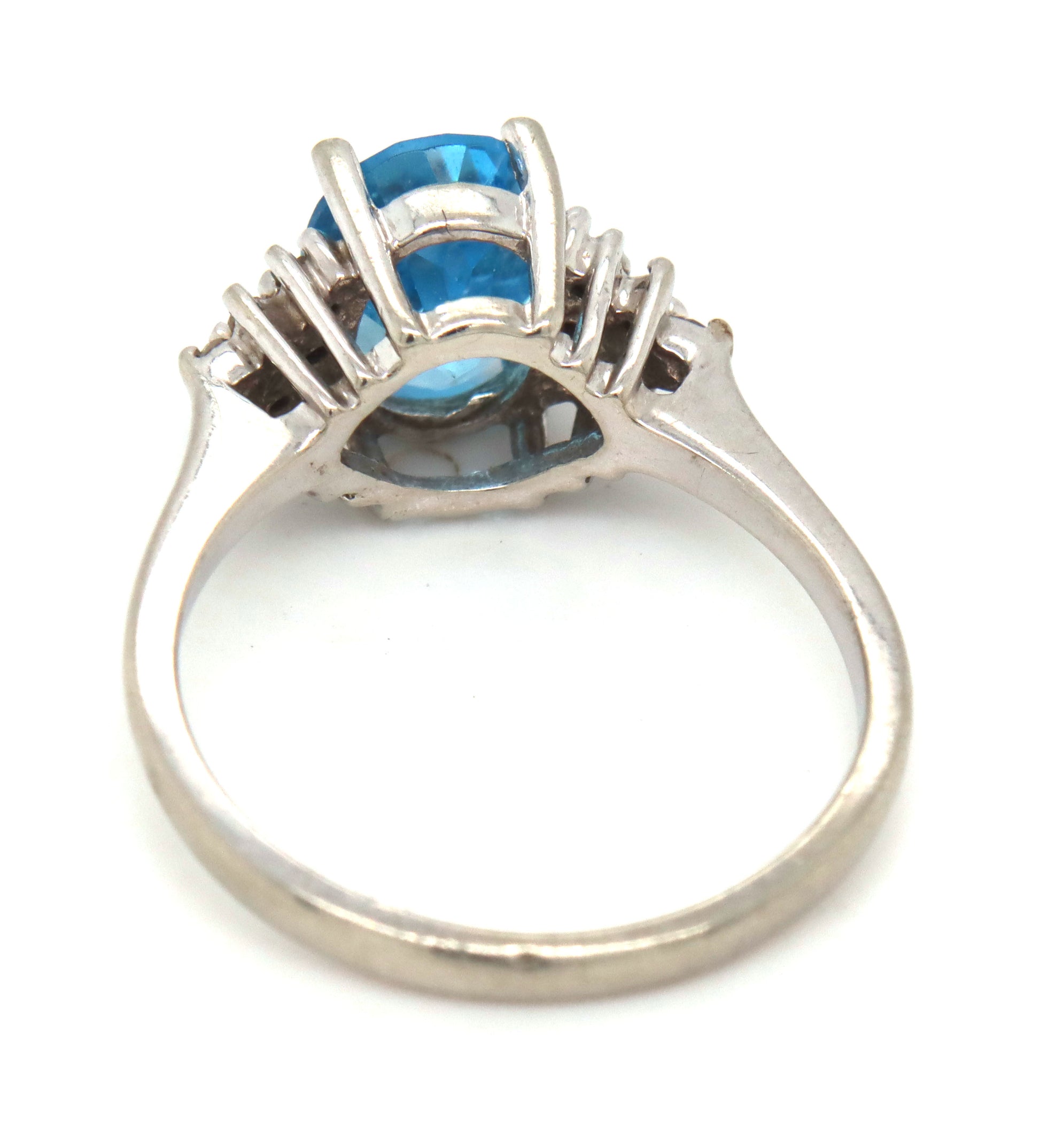 10kt White gold oval blue topaz ring