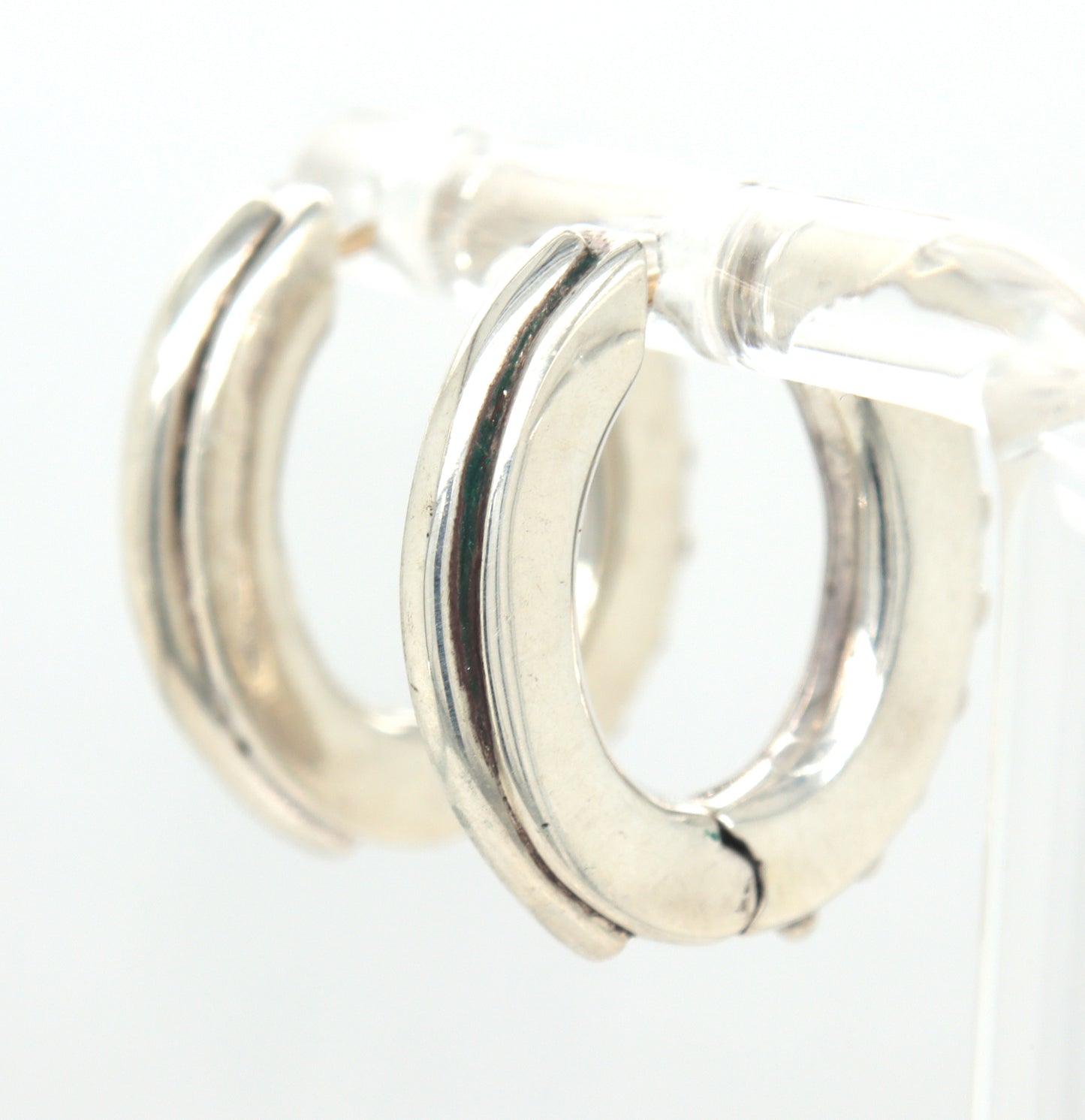 Micheal Dawkins Pebble oval hoop earrings