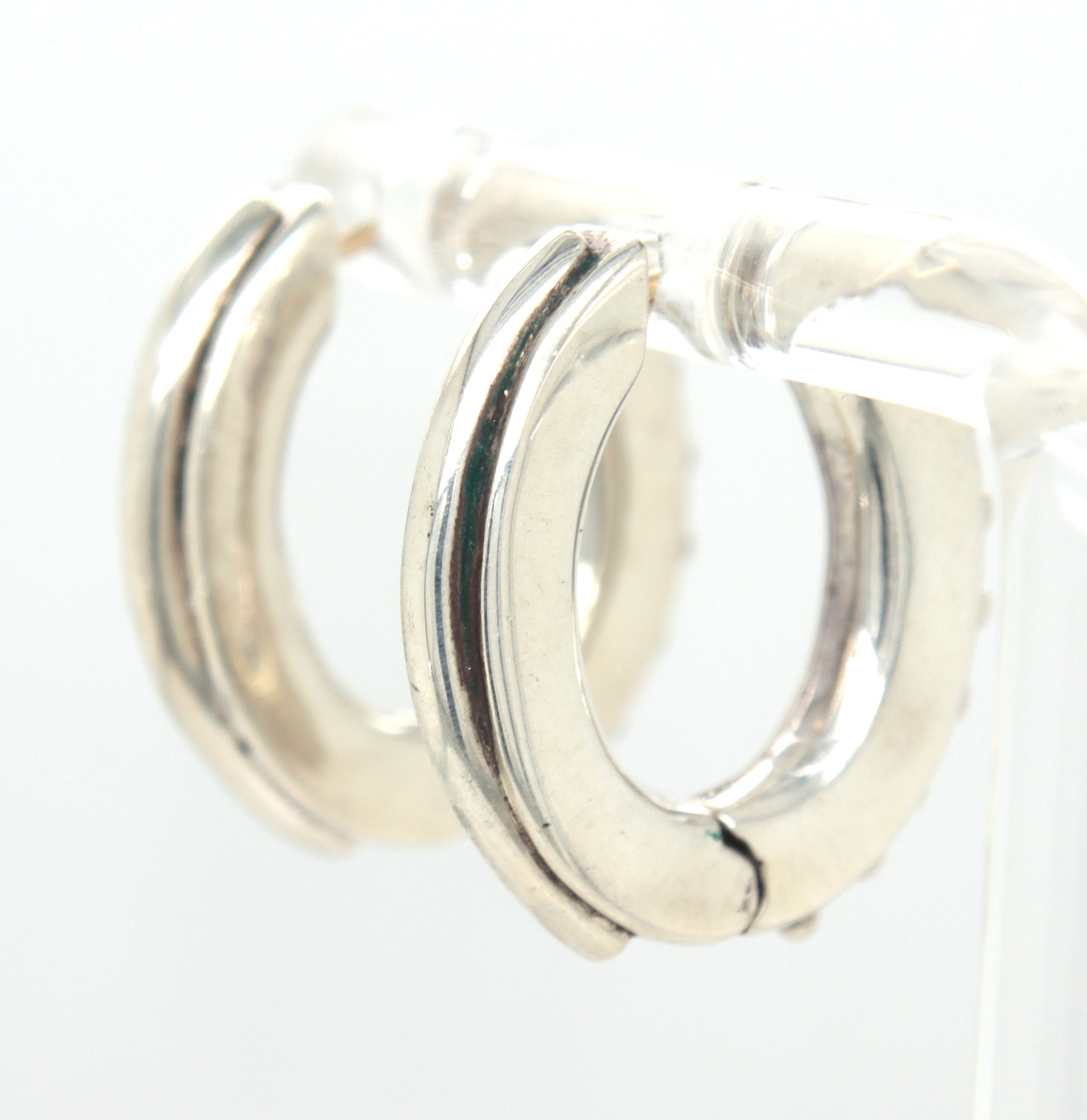 Micheal Dawkins Pebble oval hoop earrings