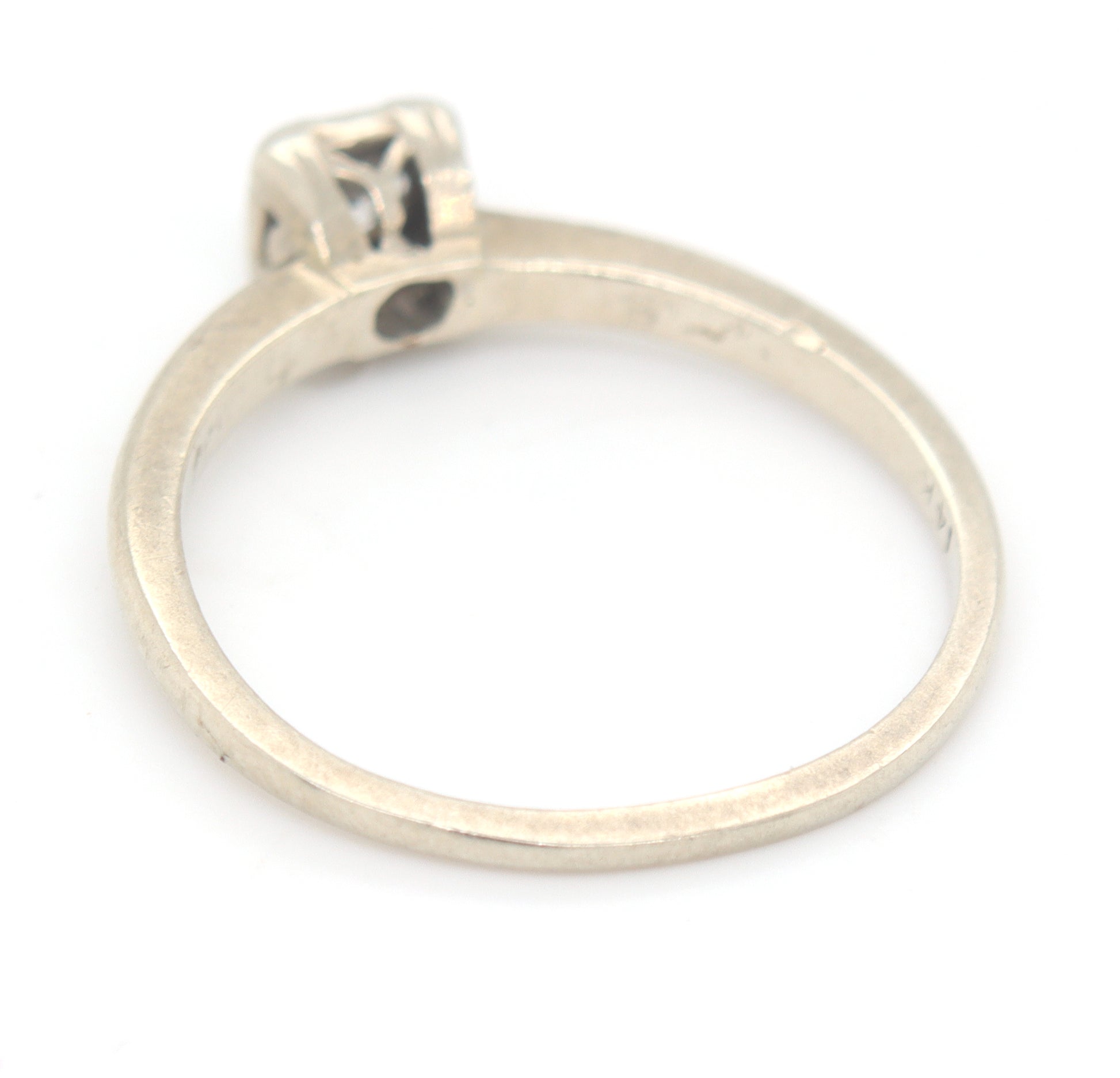 Vintage style 14kt White gold round brilliant cut diamond ring