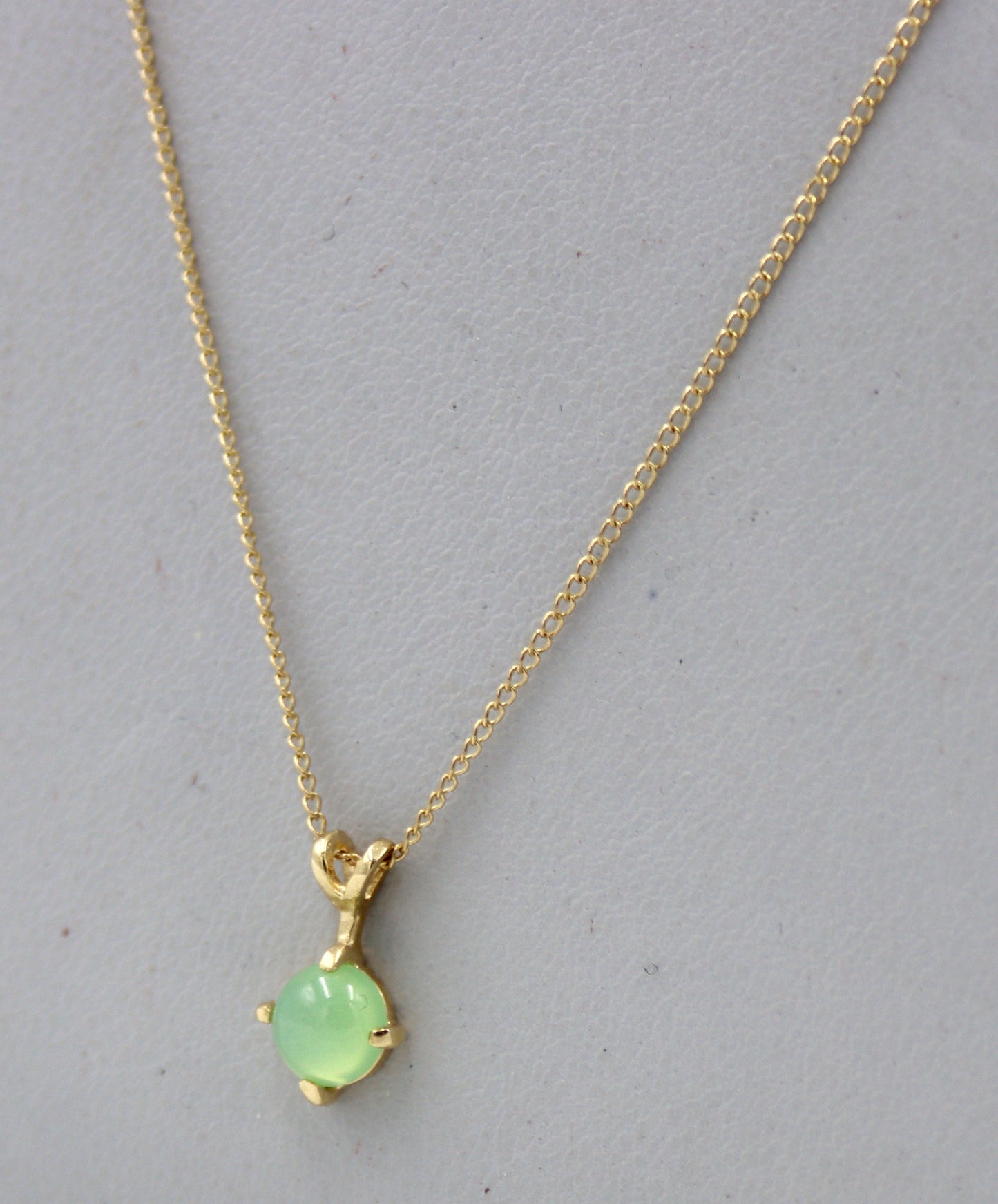 14kt Yellow gold round green star sapphire pendant on chain