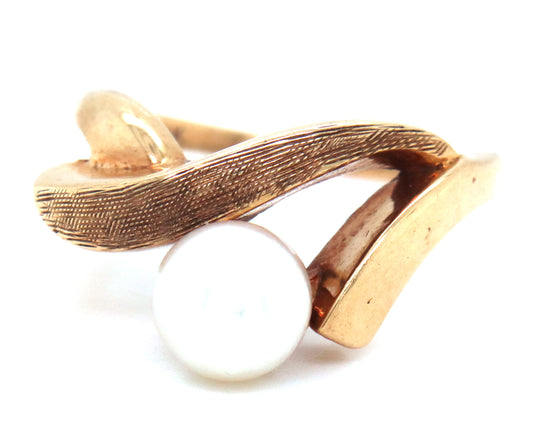 10kt Yellow gold white fresh water pearl ring
