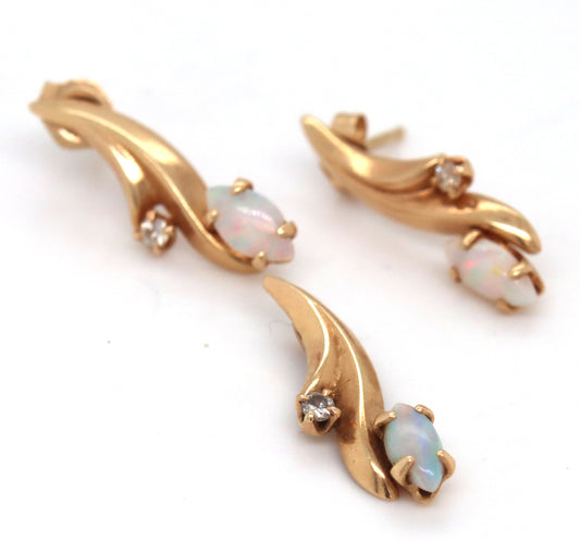 Set of 14kt Yellow gold Opal earrings and pendant