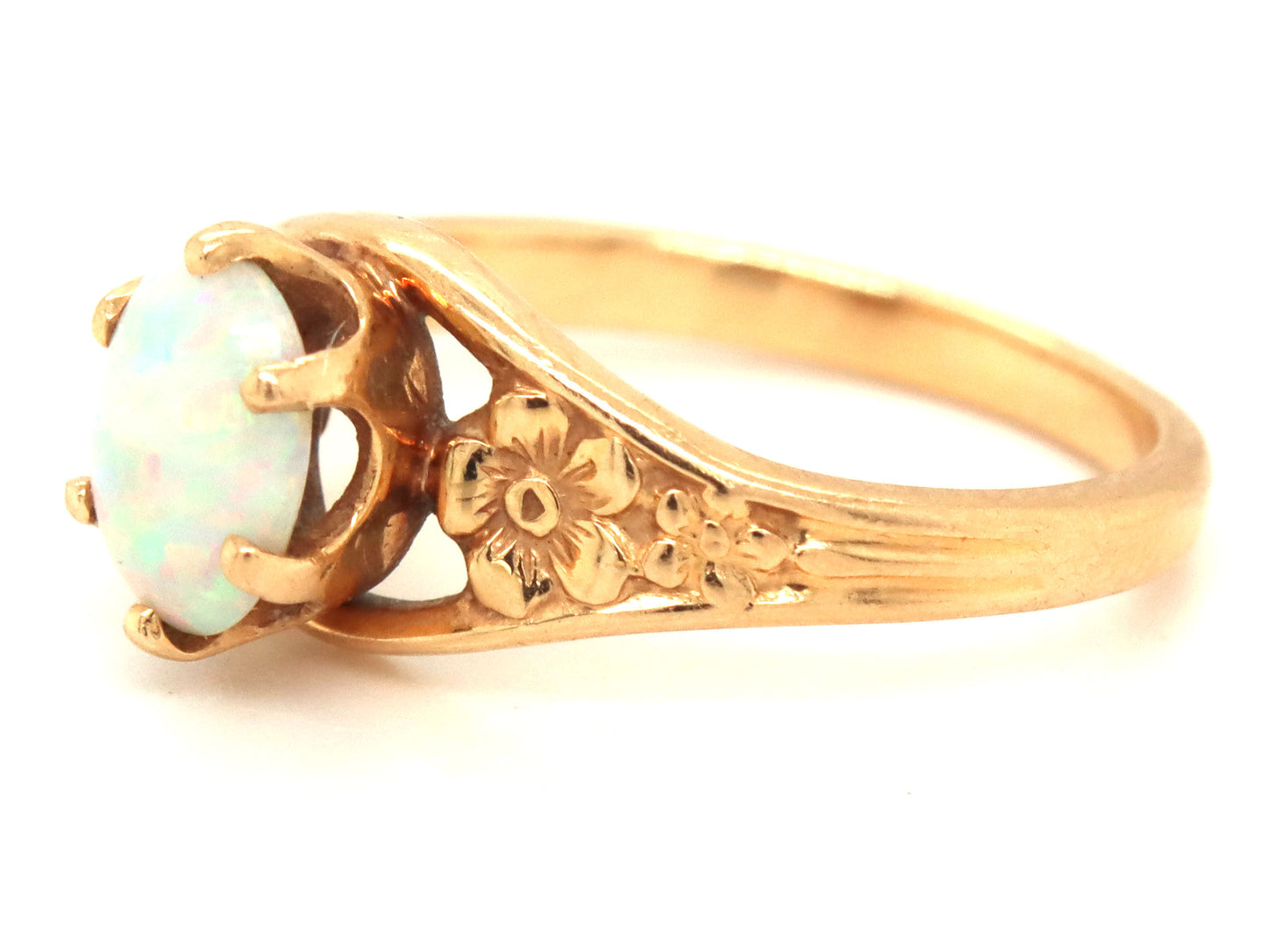 14kt Yellow gold opal ring