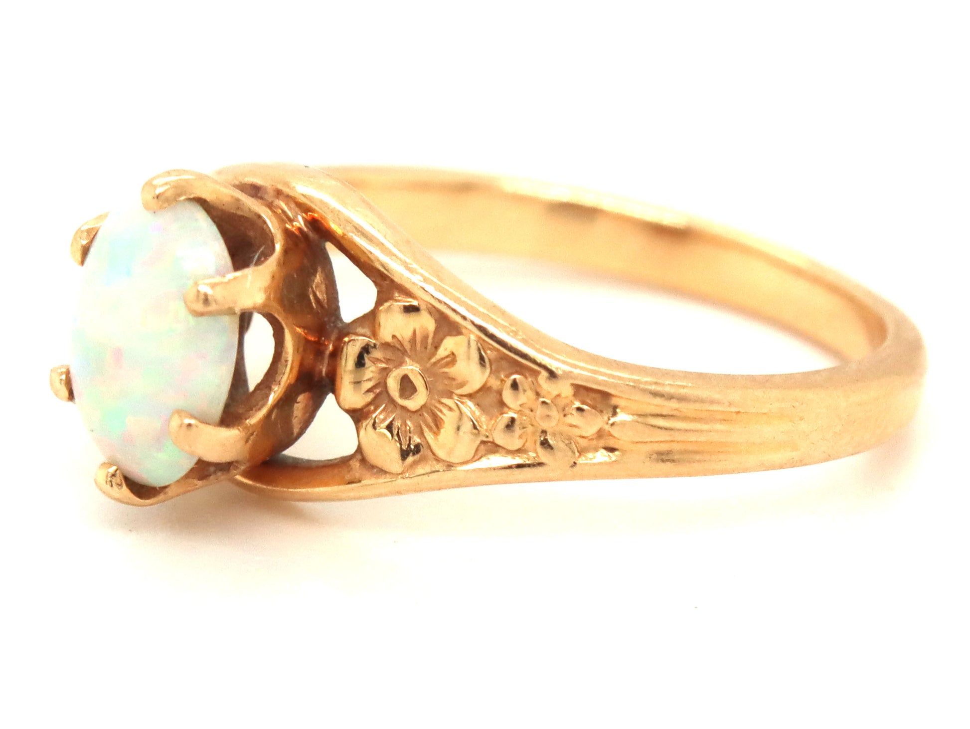 14kt Yellow gold opal ring