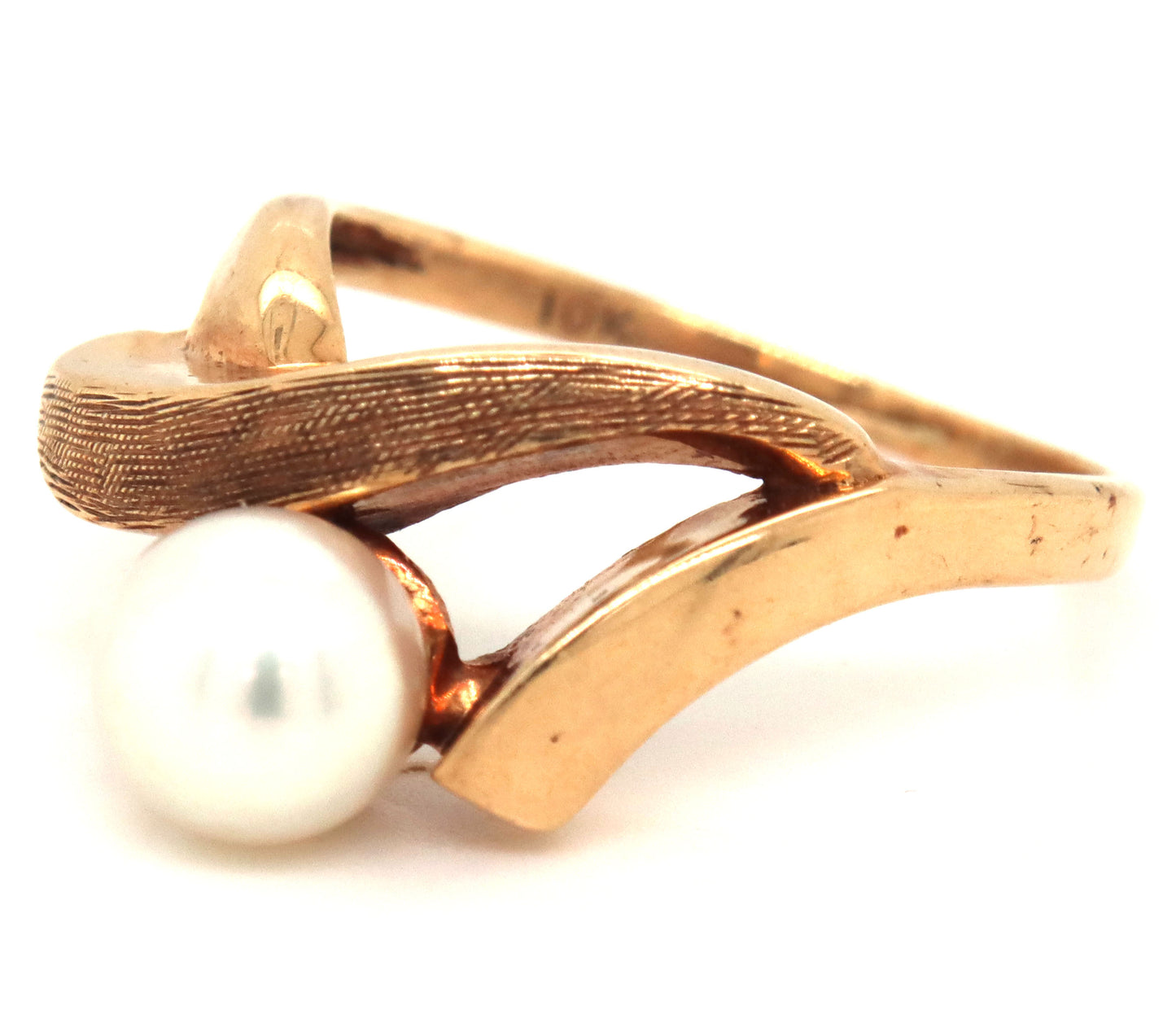 10kt Yellow gold white fresh water pearl ring