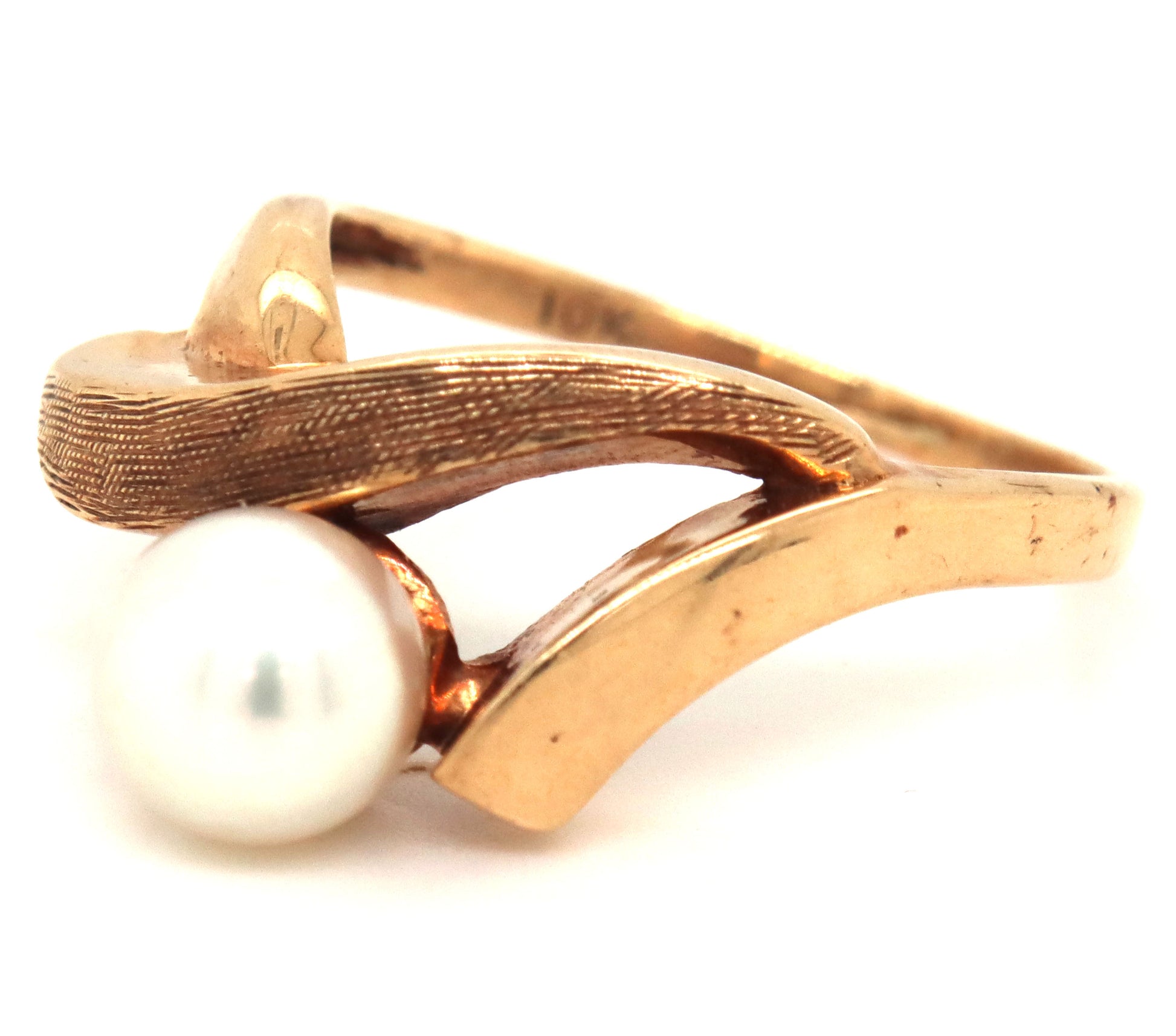 10kt Yellow gold white fresh water pearl ring