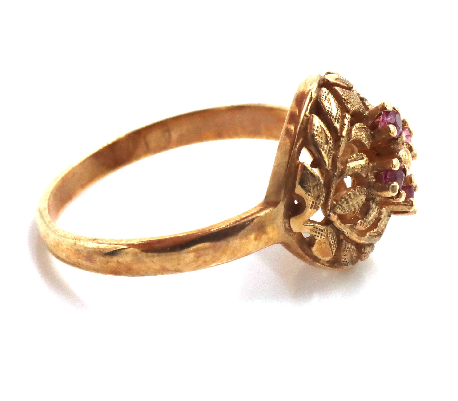 10kt Yellow gold ruby cocktail ring