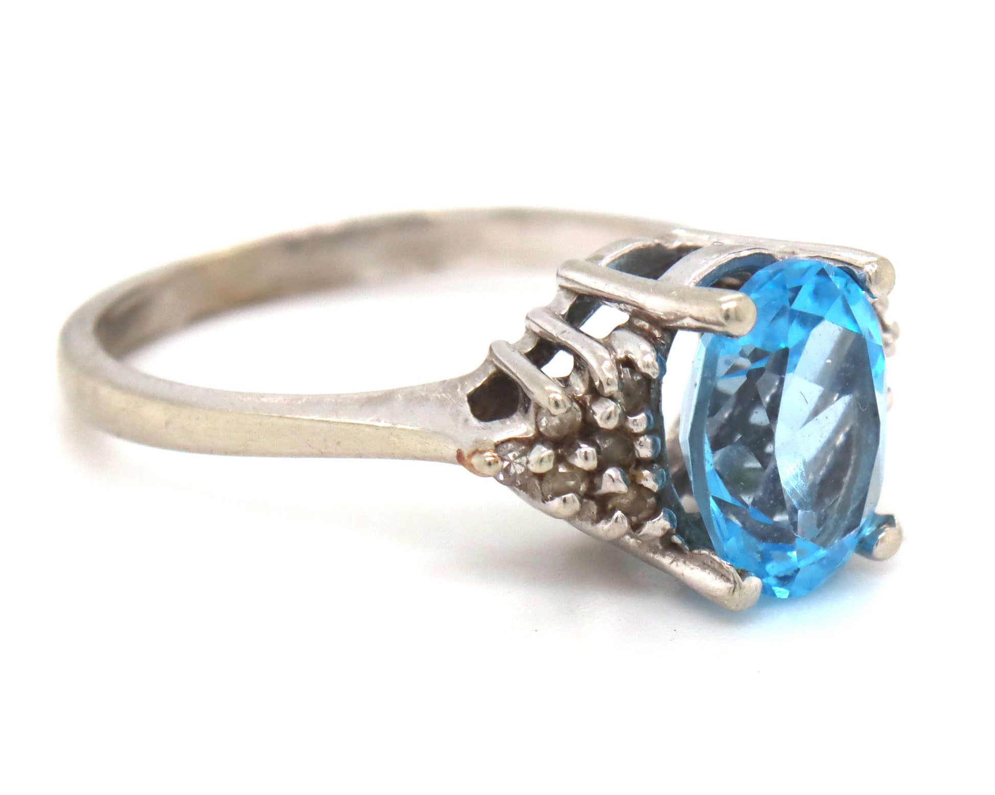 10kt White gold oval blue topaz ring