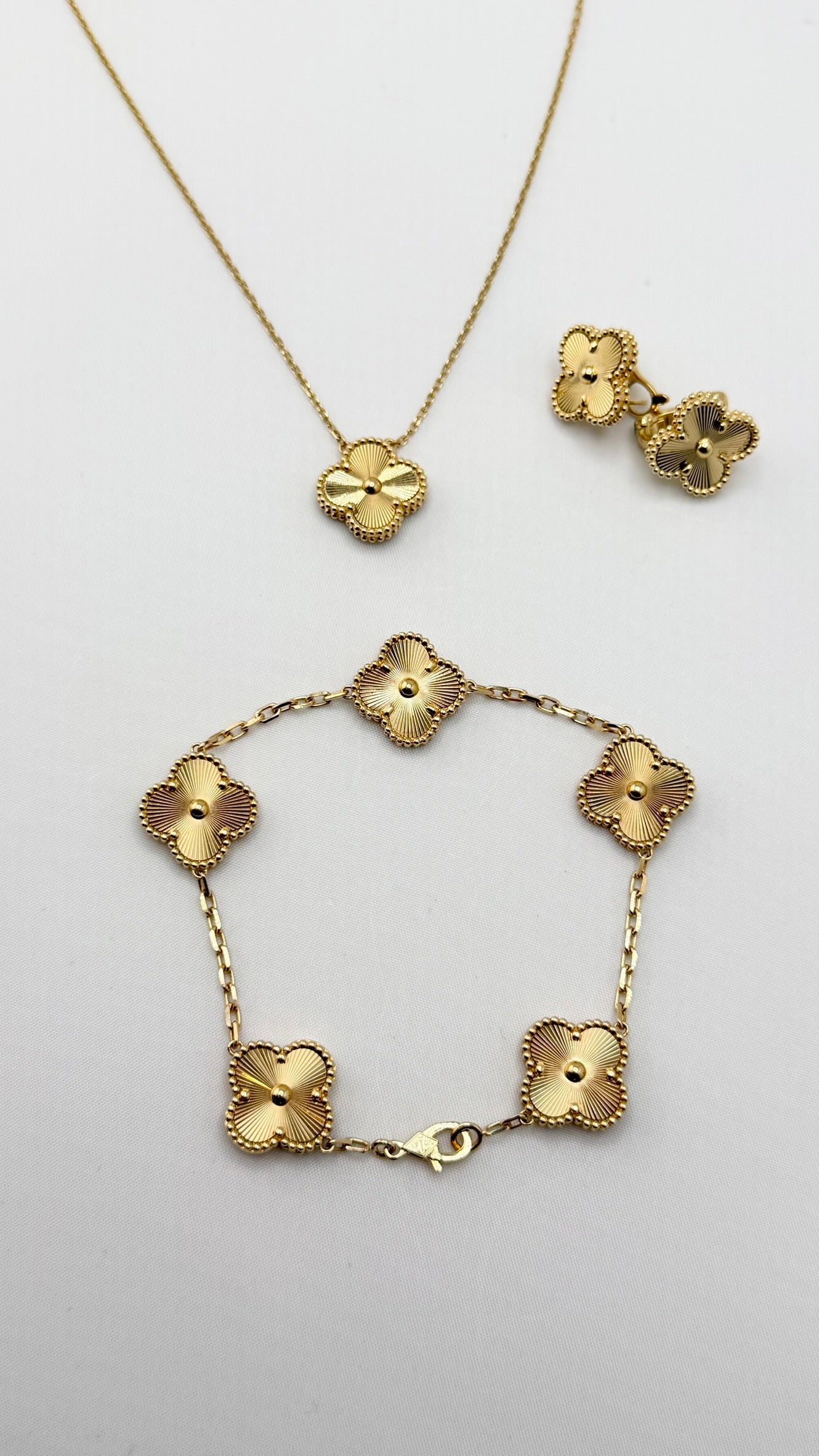 18KT Yellow Gold Set Of Guilloche Pattern Gold Include Bracelet, Pendant And Earrings