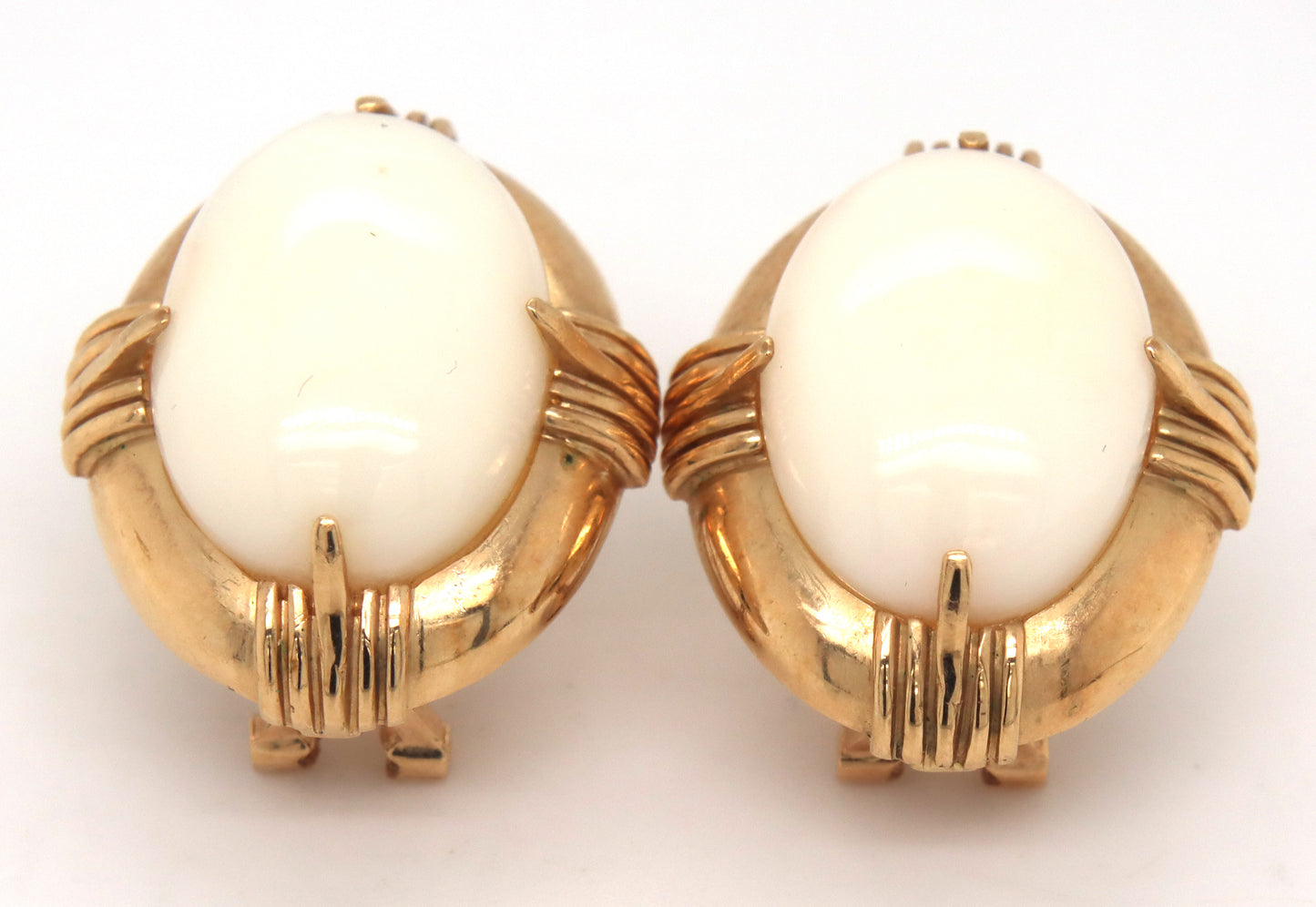 Set of 14kt yellow gold white agate ring and matching earrings
