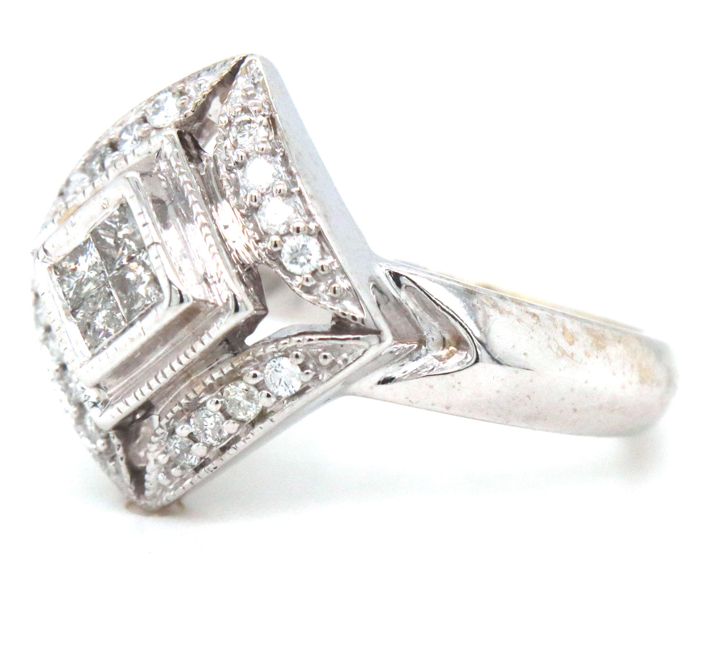 14kt White gold diamond ring