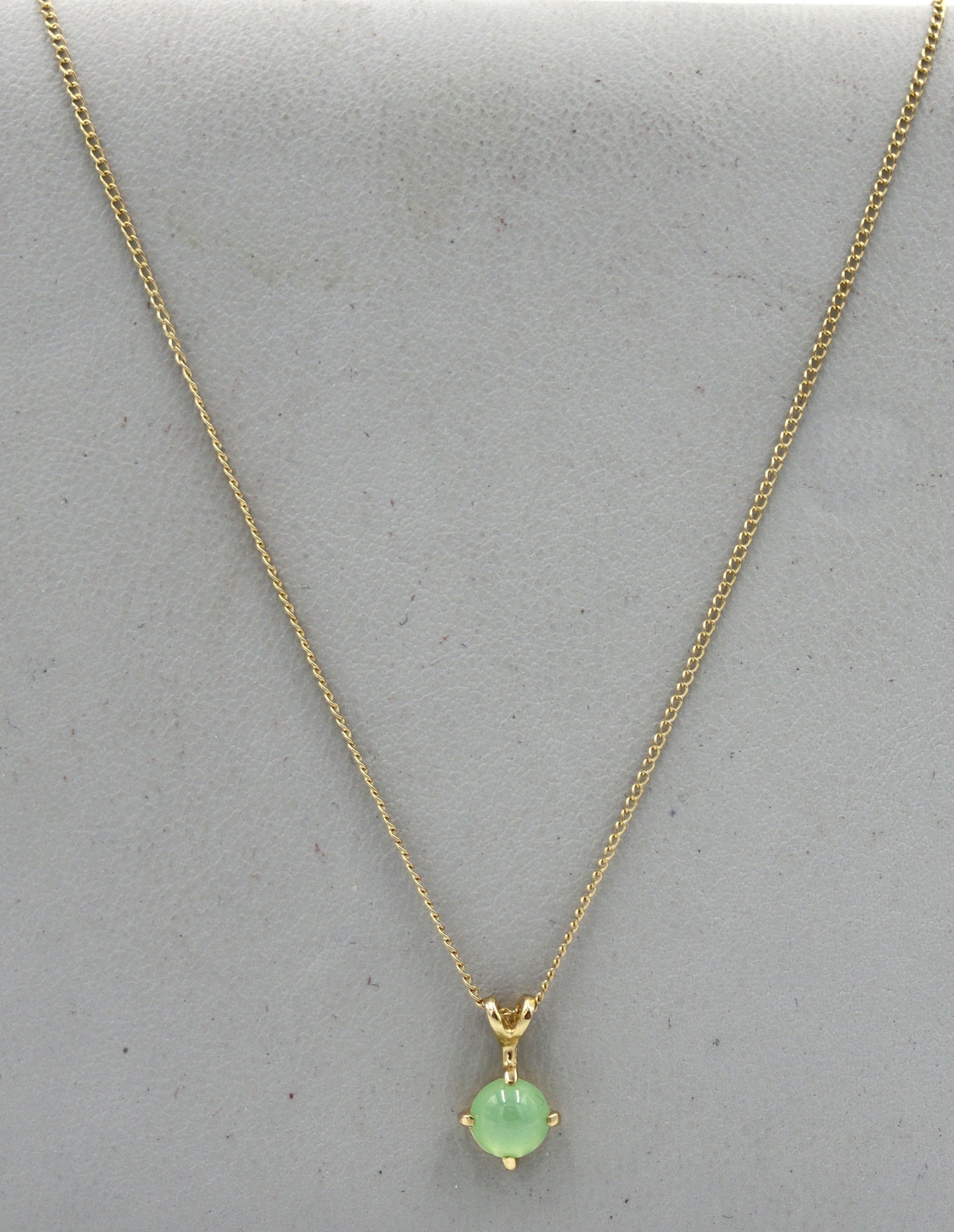 14kt Yellow gold round green star sapphire pendant on chain