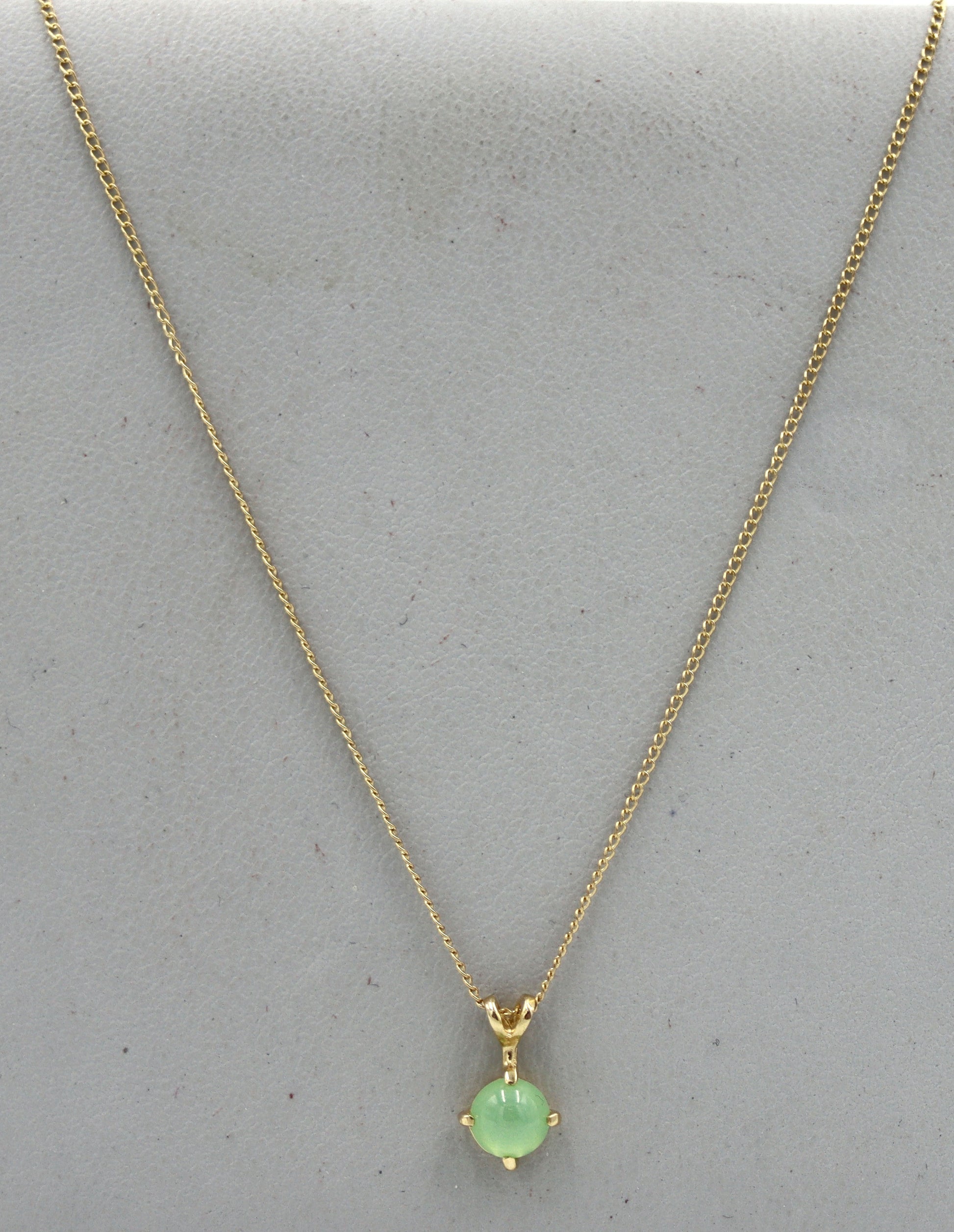 14kt Yellow gold round green star sapphire pendant on chain