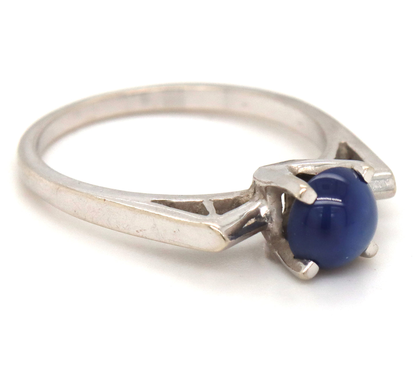14kt White gold Lindy star sapphire ring