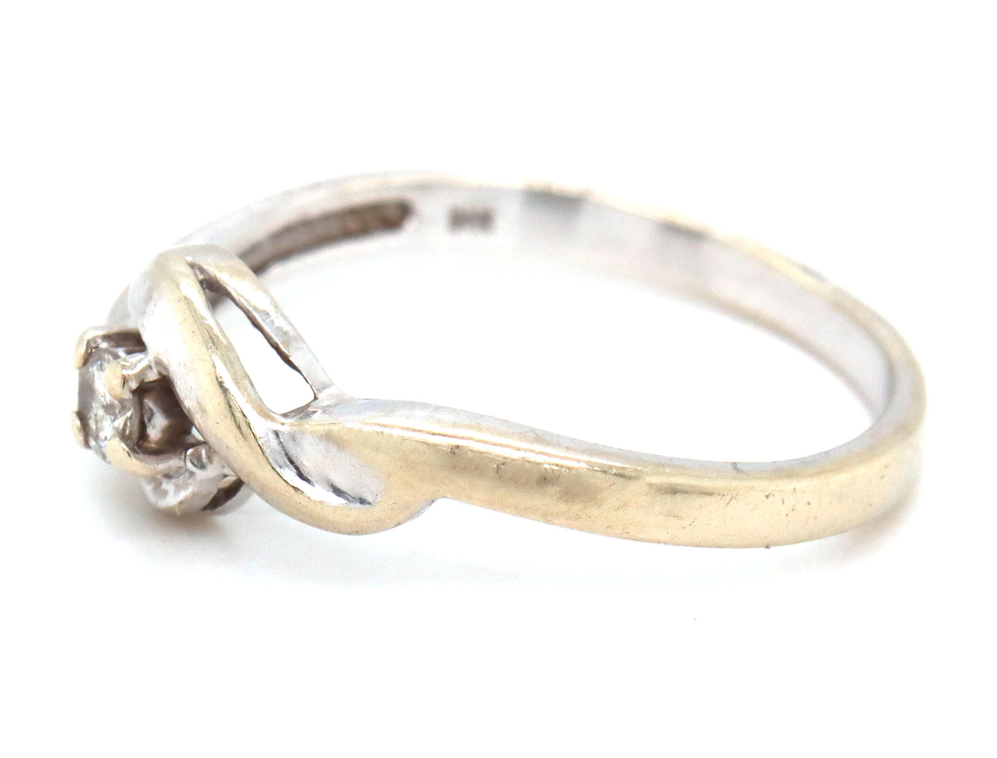 14kt White gold diamond ring