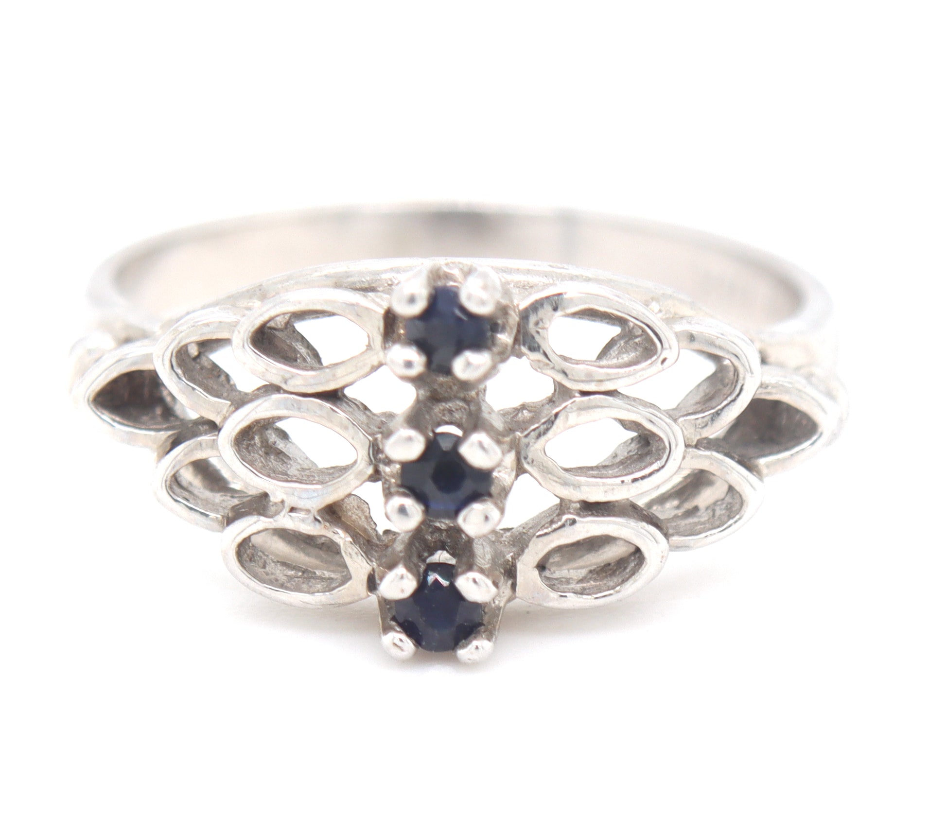 10kt White gold blue sapphire ring