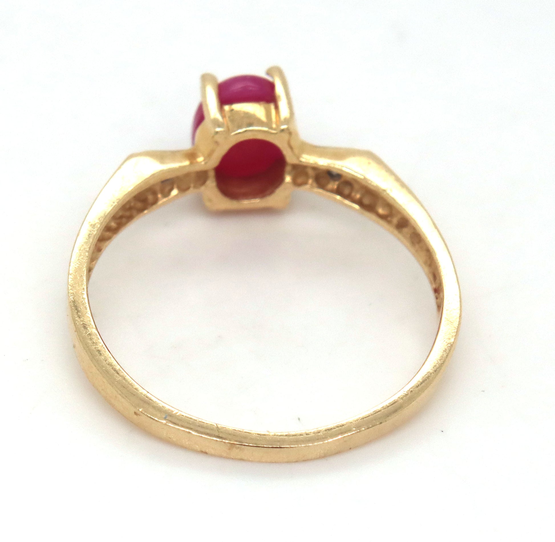 10kt Yellow gold oval cut Line star ruby ring