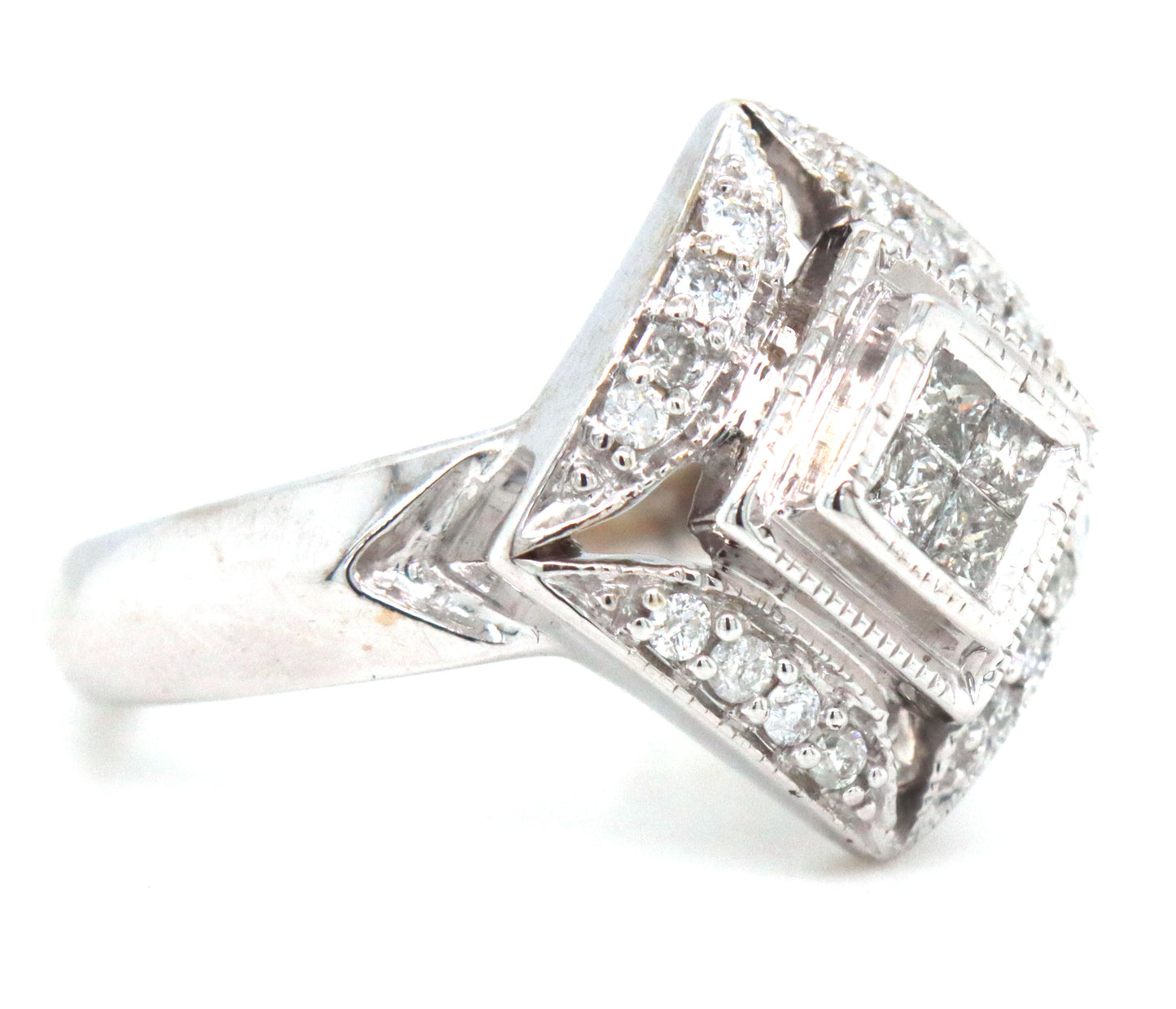 14kt White gold diamond ring