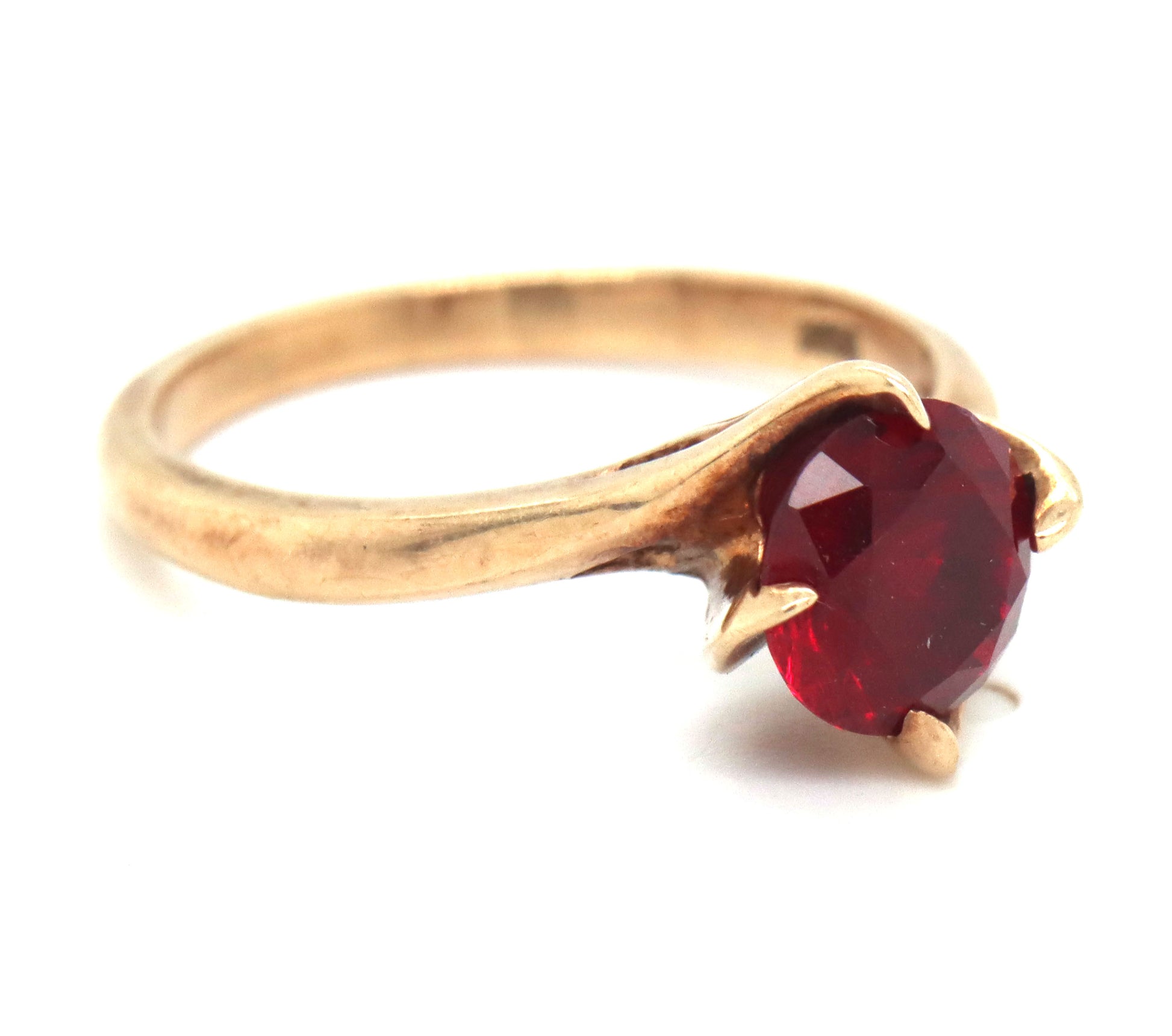 10kt Yellow gold synthetic ruby cocktail ring