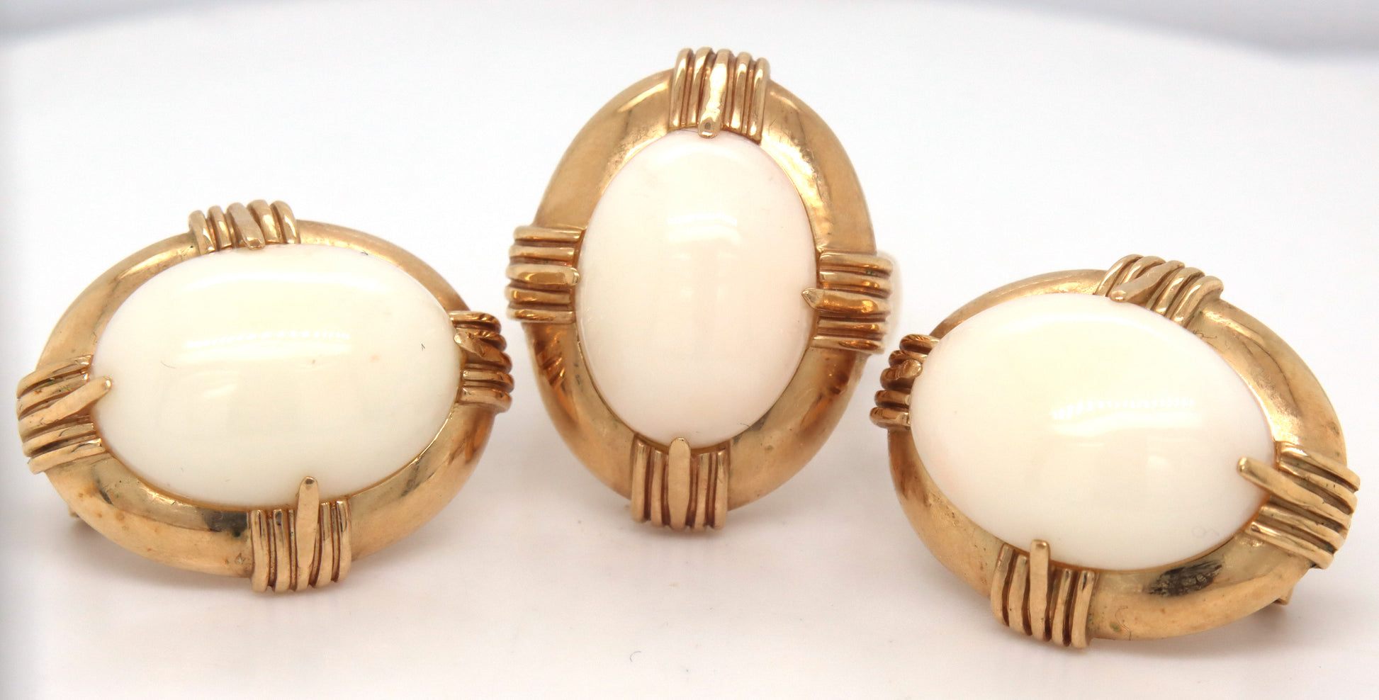 Set of 14kt yellow gold white agate ring and matching earrings