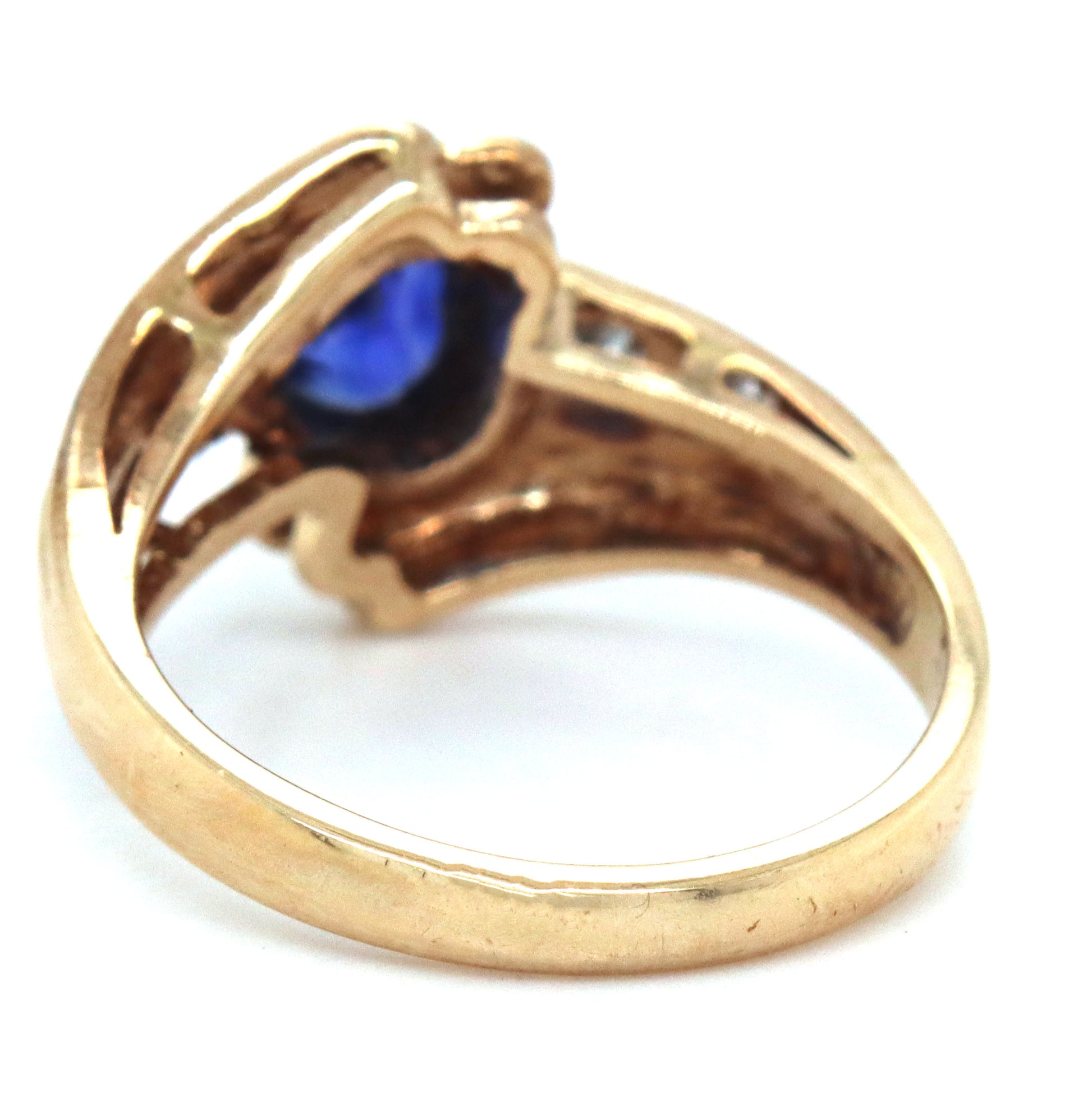 18kt Yellow gold blue sapphire and diamond ring