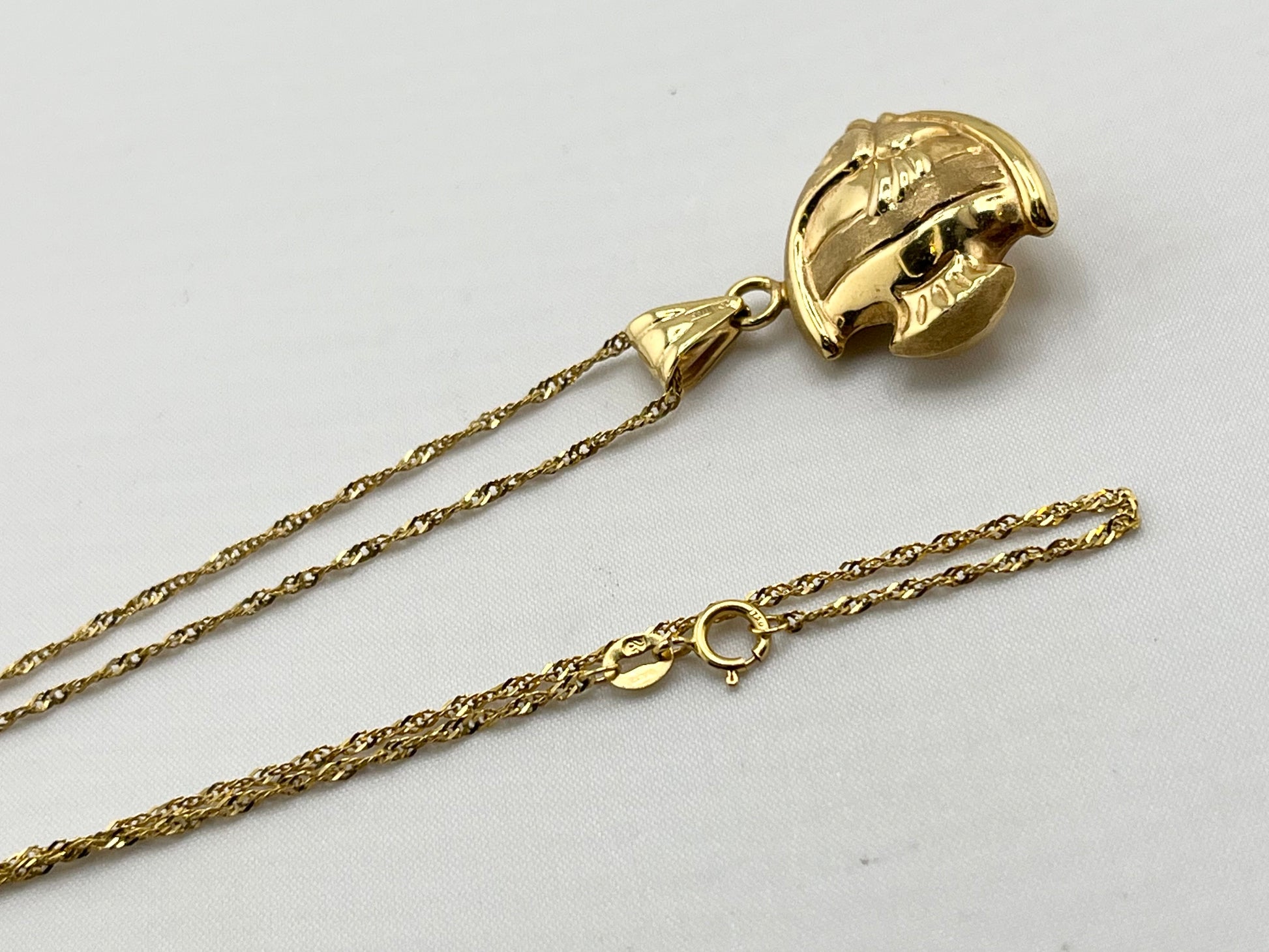 18KT Italian Yellow Gold Puffy Gold Fish Pendant With Twisted Curb Chain