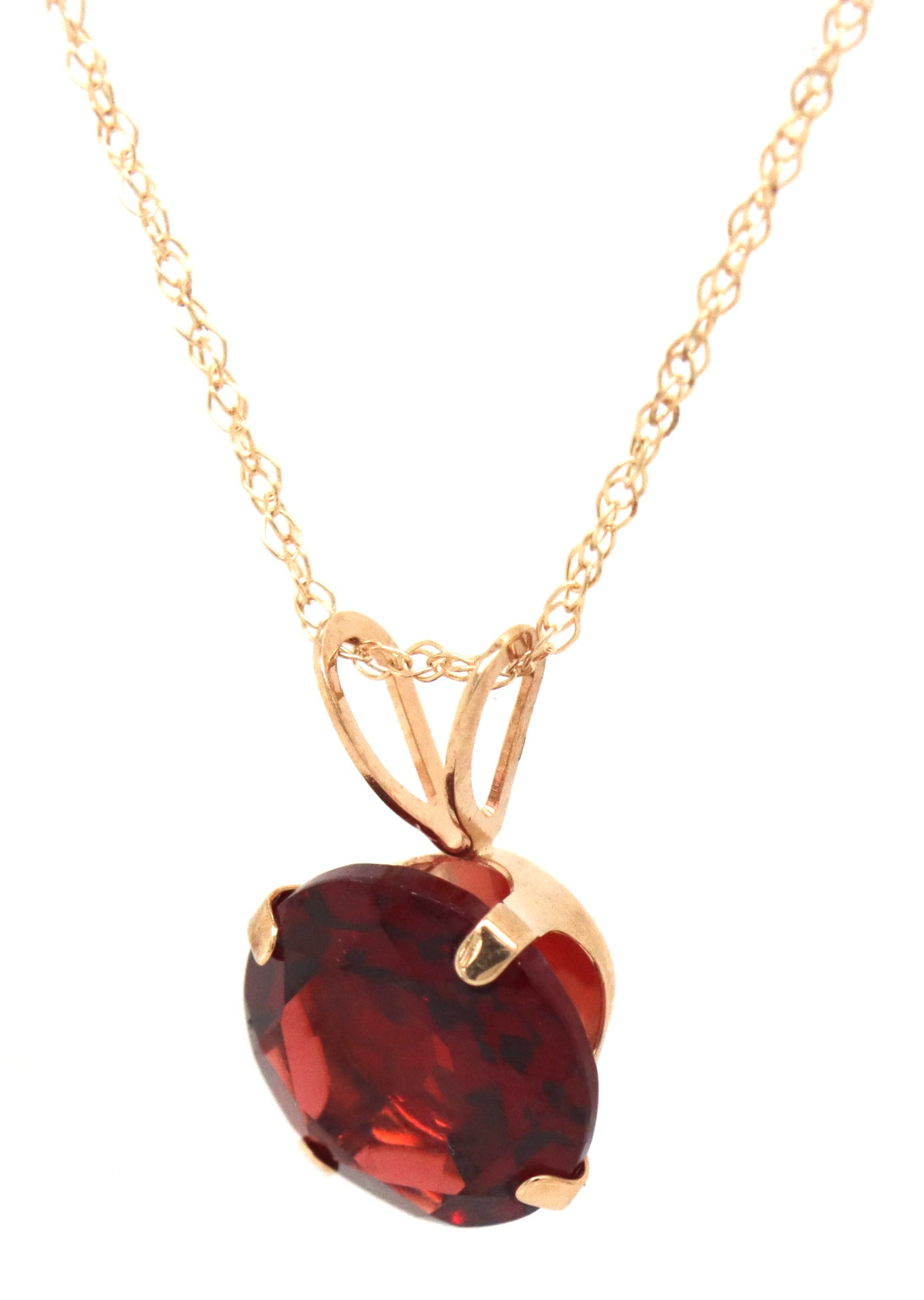 10kt Yellow gold 2.50ct Garnet pendant on chain