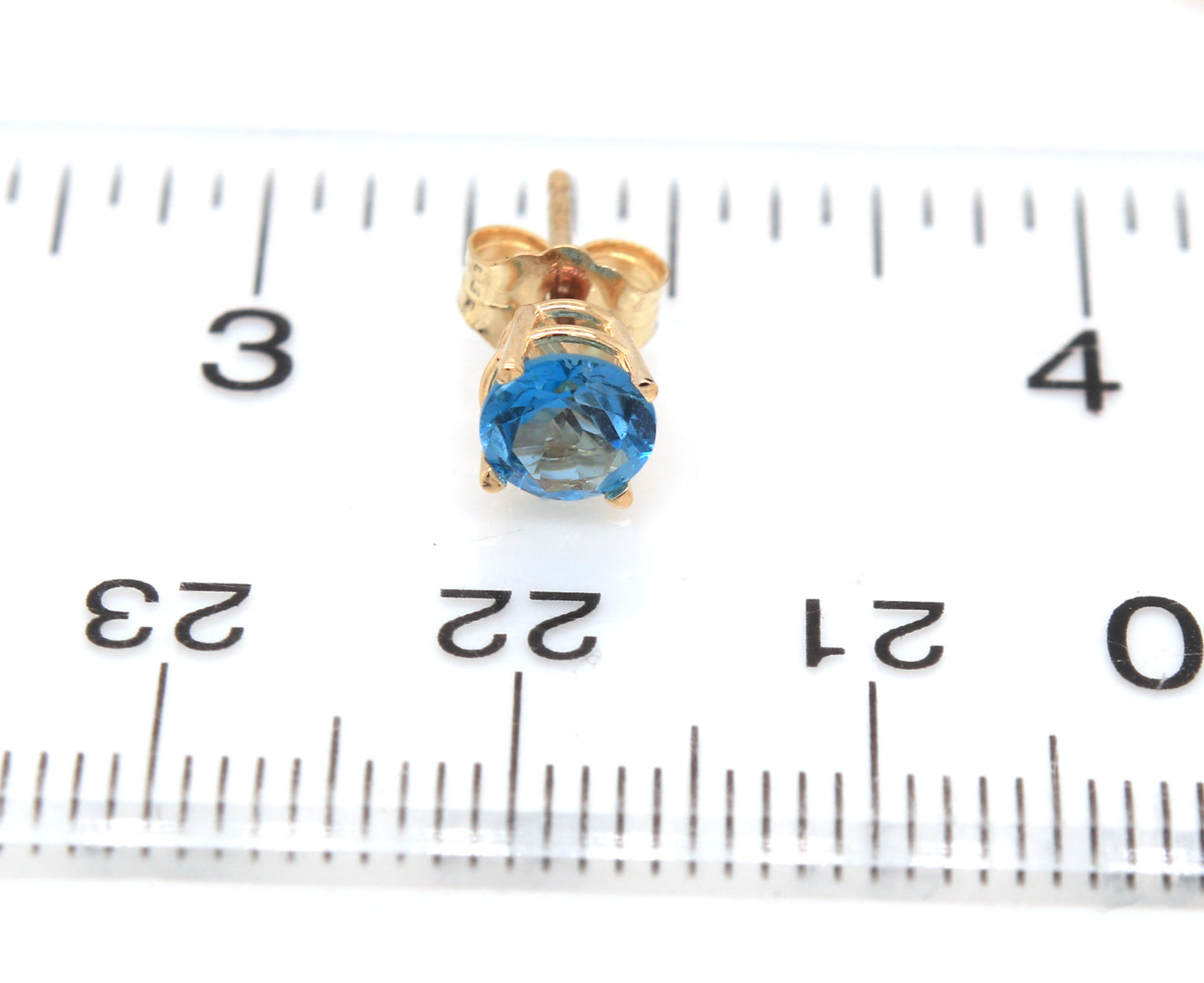 14kt Yellow gold 1.20ctw blue topaz stud earrings